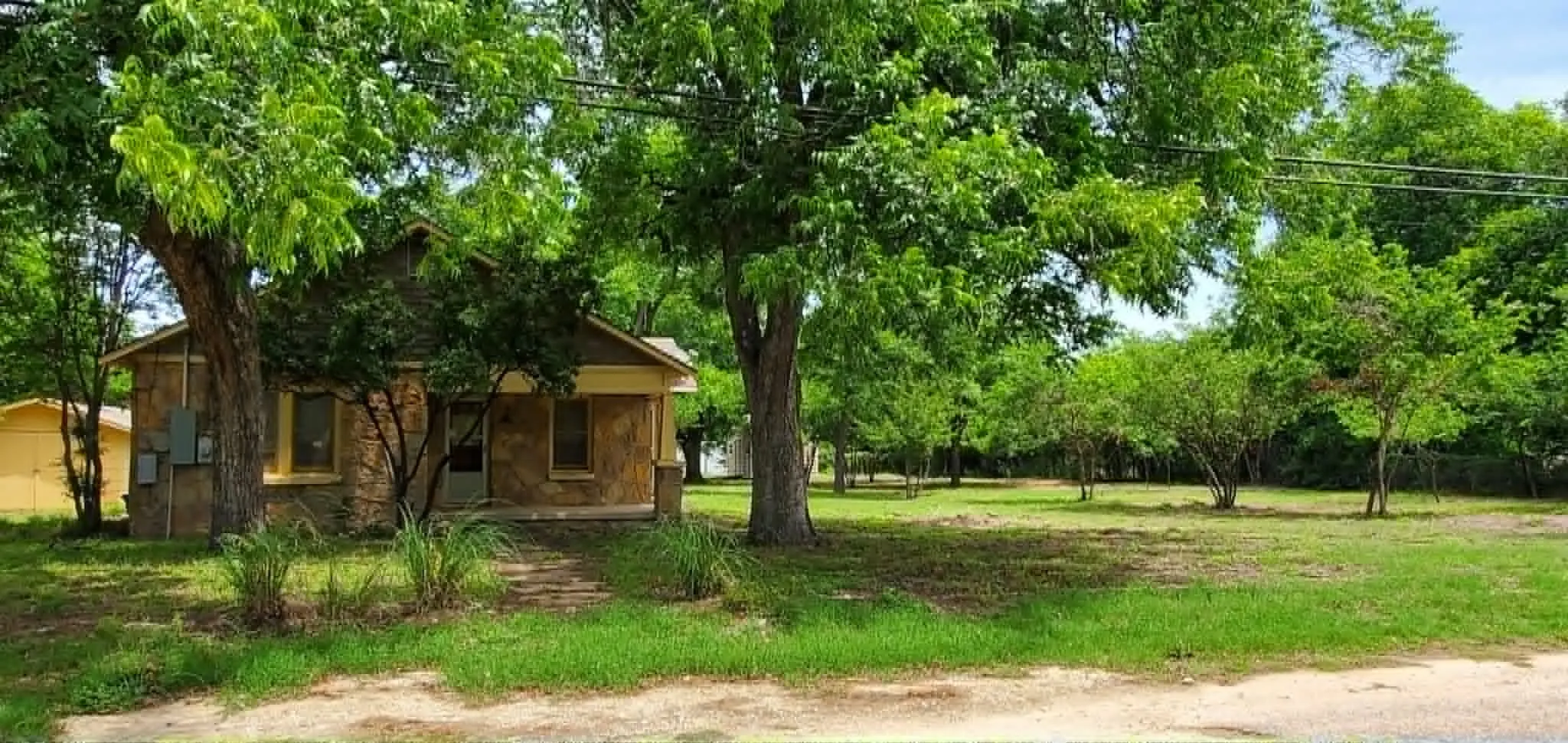 Single Family Residence For Sale in Callahan County , 418 N 4th Street W, Clyde, Texas 79510, 2 Bedroom, 1 Bathroom, 2 Garage spaces, 933 Sqft, built in 1940, mls#21298081, Real Estate Agent in Clyde, Homes For Sale in Callahan county, Homes For Sale in Clyde, Realtor in Clyde Texas, Real Estate Brokerage Independent Realty Texas, Luminita Cordes Realtor