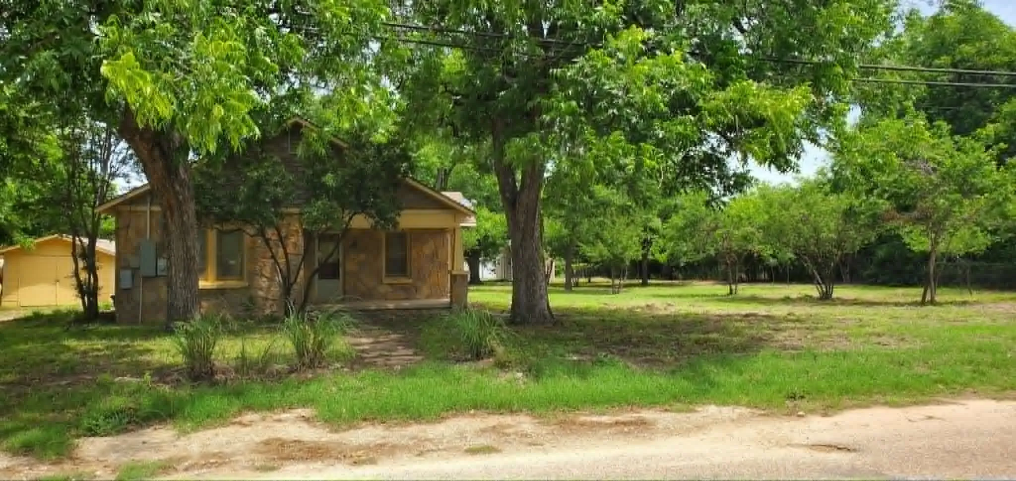 Single Family Residence For Sale in Callahan County , 418 N 4th Street W, Clyde, Texas 79510, 2 Bedroom, 1 Bathroom, 2 Garage spaces, 933 Sqft, built in 1940, mls#21298081, Real Estate Agent in Clyde, Homes For Sale in Callahan county, Homes For Sale in Clyde, Realtor in Clyde Texas, Real Estate Brokerage Independent Realty Texas, Luminita Cordes Realtor