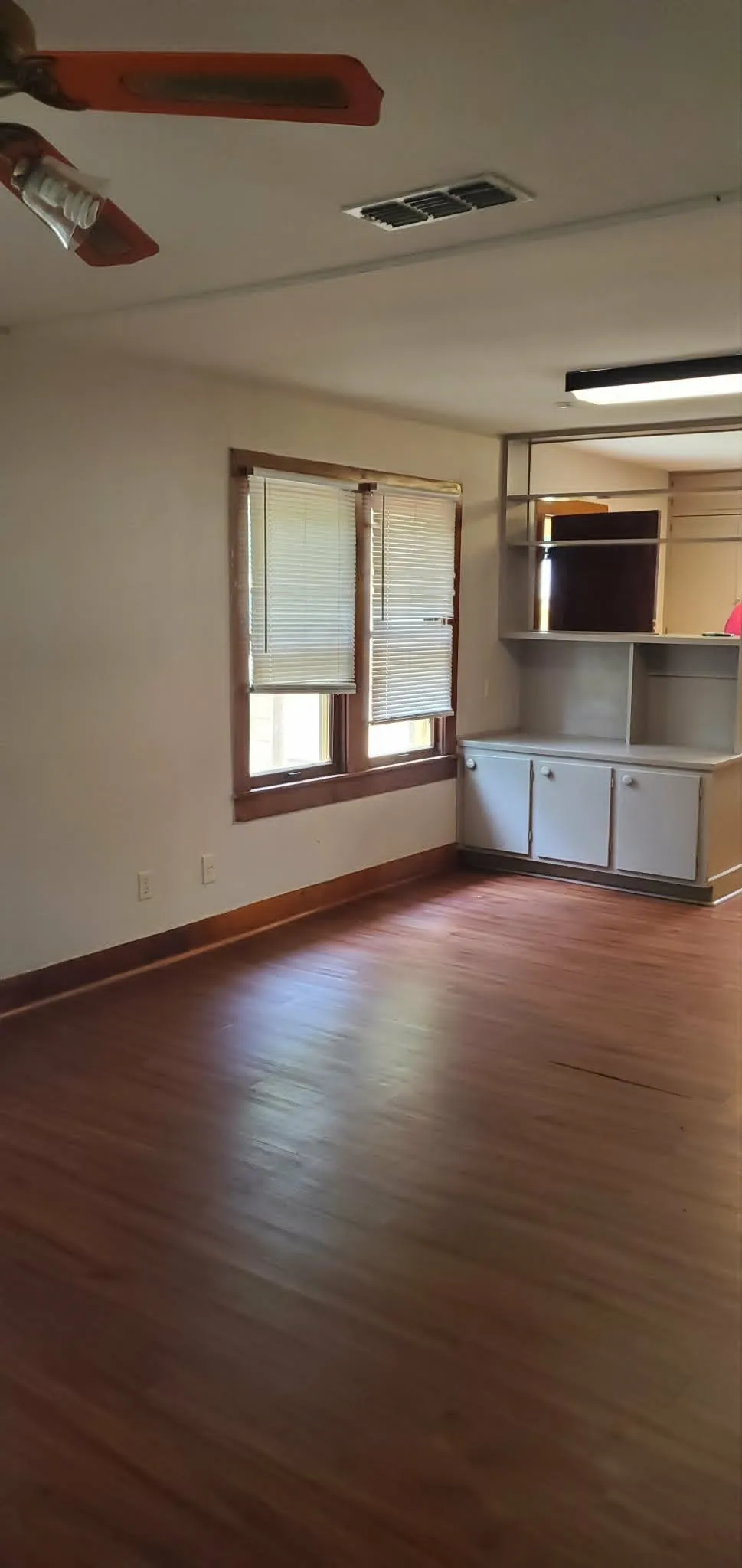 Single Family Residence For Sale in Callahan County , 418 N 4th Street W, Clyde, Texas 79510, 2 Bedroom, 1 Bathroom, 2 Garage spaces, 933 Sqft, built in 1940, mls#21298081, Real Estate Agent in Clyde, Homes For Sale in Callahan county, Homes For Sale in Clyde, Realtor in Clyde Texas, Real Estate Brokerage Independent Realty Texas, Luminita Cordes Realtor