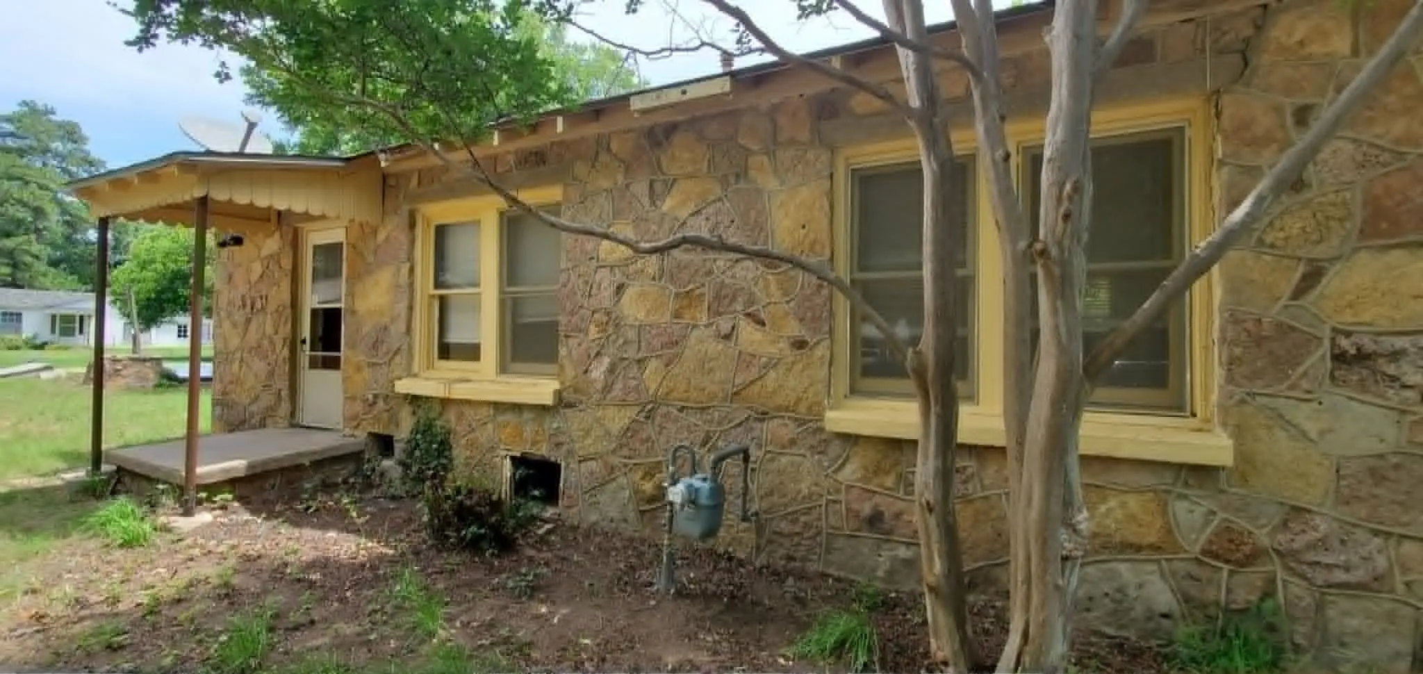 Single Family Residence For Sale in Callahan County , 418 N 4th Street W, Clyde, Texas 79510, 2 Bedroom, 1 Bathroom, 2 Garage spaces, 933 Sqft, built in 1940, mls#21298081, Real Estate Agent in Clyde, Homes For Sale in Callahan county, Homes For Sale in Clyde, Realtor in Clyde Texas, Real Estate Brokerage Independent Realty Texas, Luminita Cordes Realtor