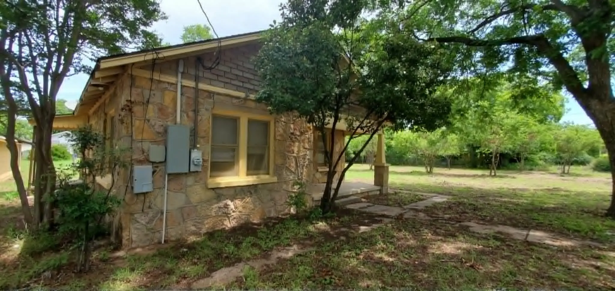 Single Family Residence For Sale in Callahan County , 418 N 4th Street W, Clyde, Texas 79510, 2 Bedroom, 1 Bathroom, 2 Garage spaces, 933 Sqft, built in 1940, mls#21298081, Real Estate Agent in Clyde, Homes For Sale in Callahan county, Homes For Sale in Clyde, Realtor in Clyde Texas, Real Estate Brokerage Independent Realty Texas, Luminita Cordes Realtor