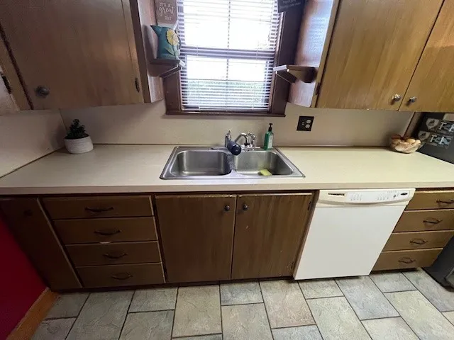 Single Family Residence For Sale in Fisher County , 1163 State Highway 70 N, Rotan, Texas 79546, 4 Bedroom, 3 Bathroom, 2 Garage spaces, 3,101 Sqft, built in 1940, mls#21303886, Real Estate Agent in Rotan, Homes For Sale in Fisher county, Homes For Sale in Rotan, Realtor in Rotan Texas, Real Estate Brokerage Independent Realty Texas, Luminita Cordes Realtor
