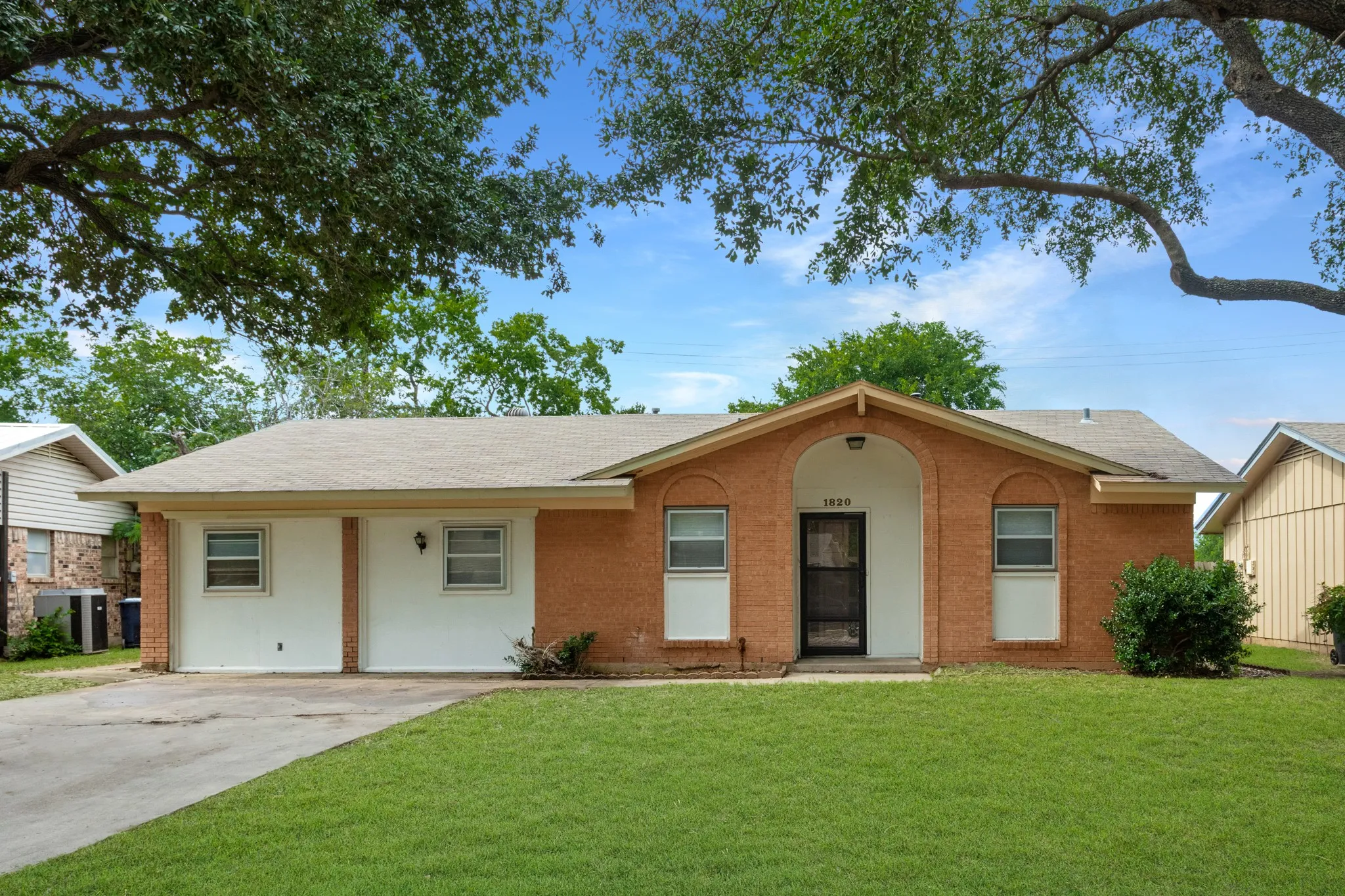 Single Family Residence For Sale in Denton County , 1820 Emery Street, Denton, Texas 76201, 4 Bedroom, 2 Bathroom, Garage spaces, 1,464 Sqft, built in 1964, mls#21301512, Real Estate Agent in Denton, Homes For Sale in Denton county, Homes For Sale in Denton, Realtor in Denton Texas, Real Estate Brokerage Independent Realty Texas, Luminita Cordes Realtor