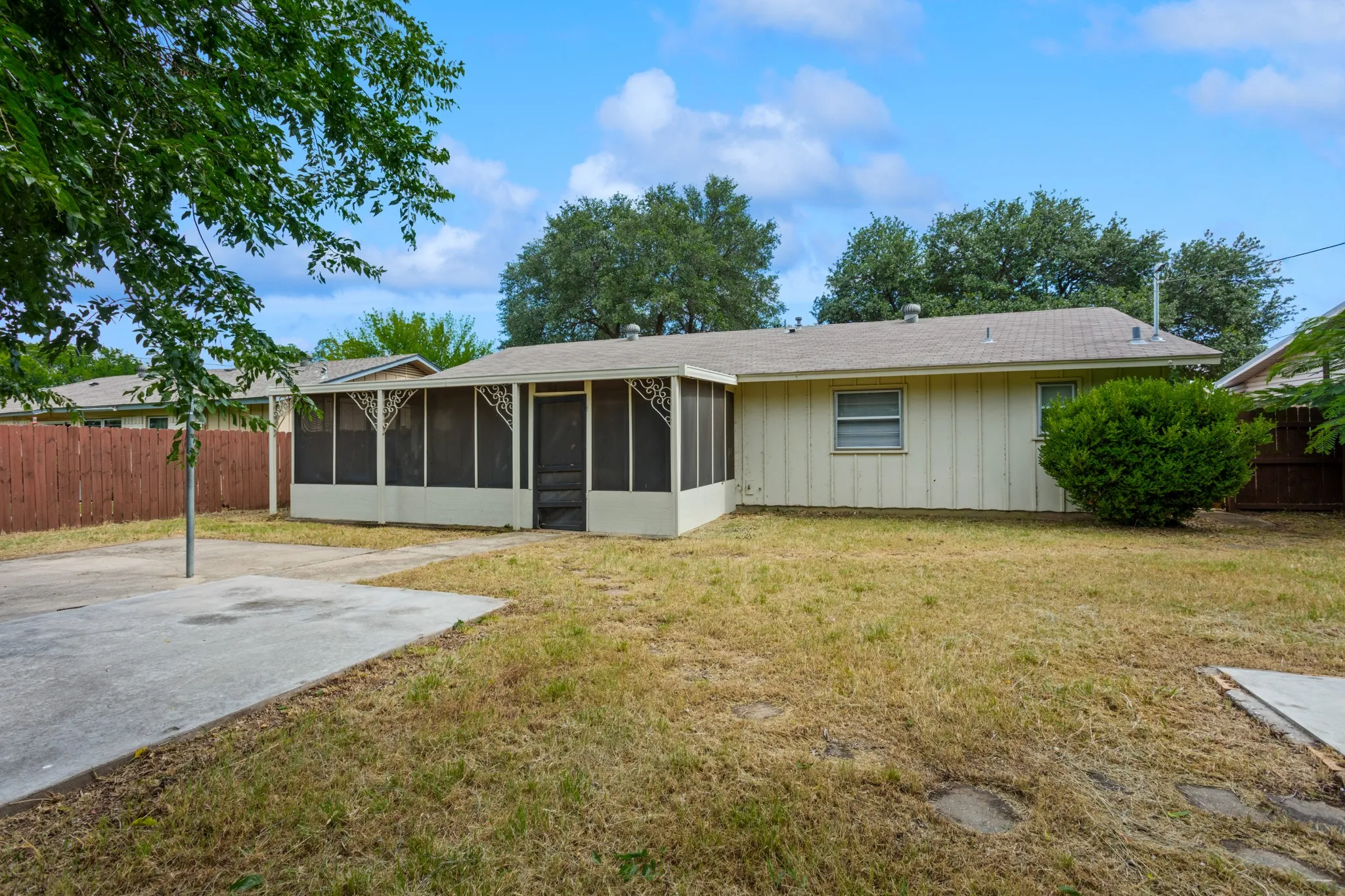 Single Family Residence For Sale in Denton County , 1820 Emery Street, Denton, Texas 76201, 4 Bedroom, 2 Bathroom, Garage spaces, 1,464 Sqft, built in 1964, mls#21301512, Real Estate Agent in Denton, Homes For Sale in Denton county, Homes For Sale in Denton, Realtor in Denton Texas, Real Estate Brokerage Independent Realty Texas, Luminita Cordes Realtor