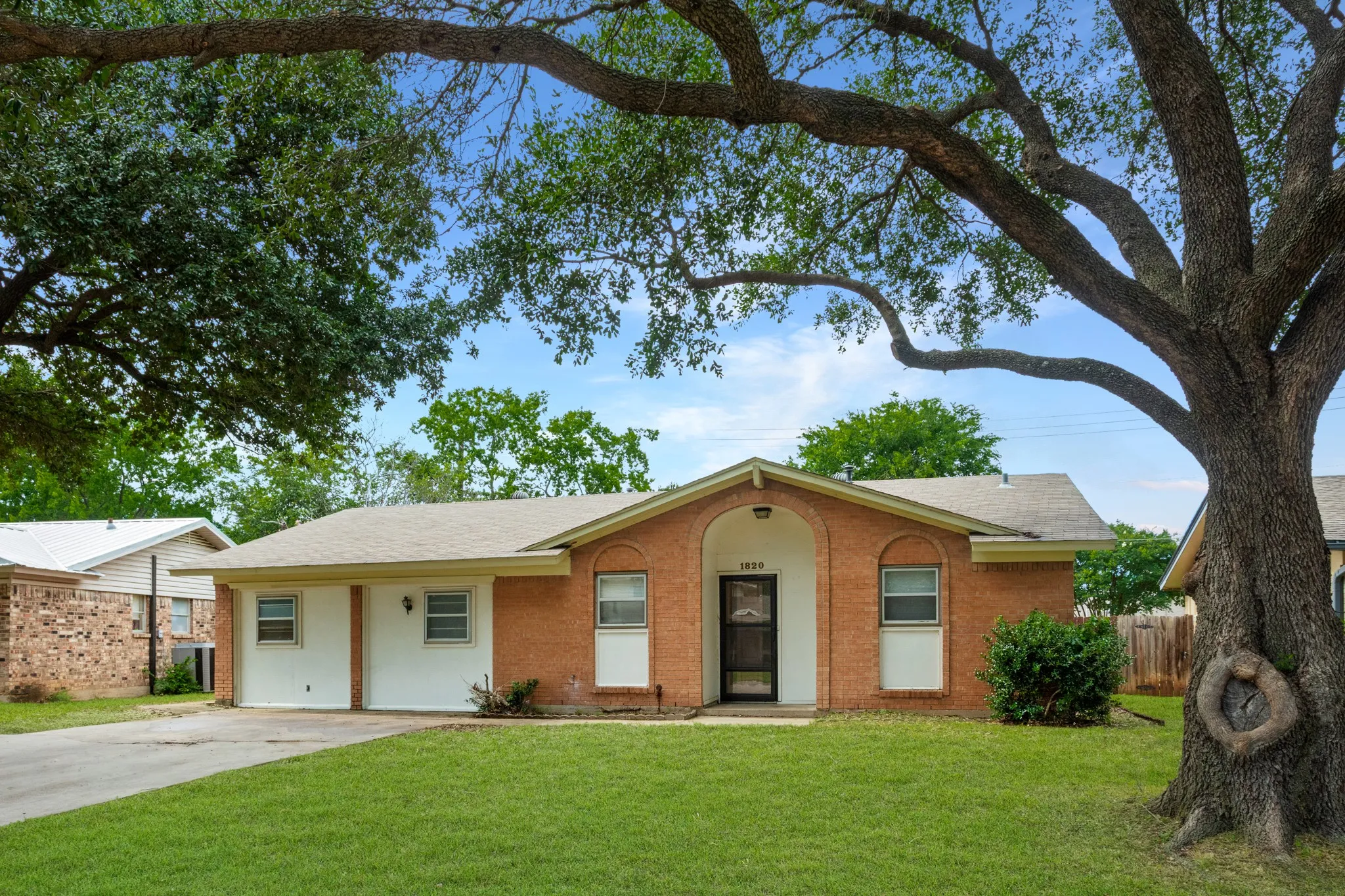 Single Family Residence For Sale in Denton County , 1820 Emery Street, Denton, Texas 76201, 4 Bedroom, 2 Bathroom, Garage spaces, 1,464 Sqft, built in 1964, mls#21301512, Real Estate Agent in Denton, Homes For Sale in Denton county, Homes For Sale in Denton, Realtor in Denton Texas, Real Estate Brokerage Independent Realty Texas, Luminita Cordes Realtor
