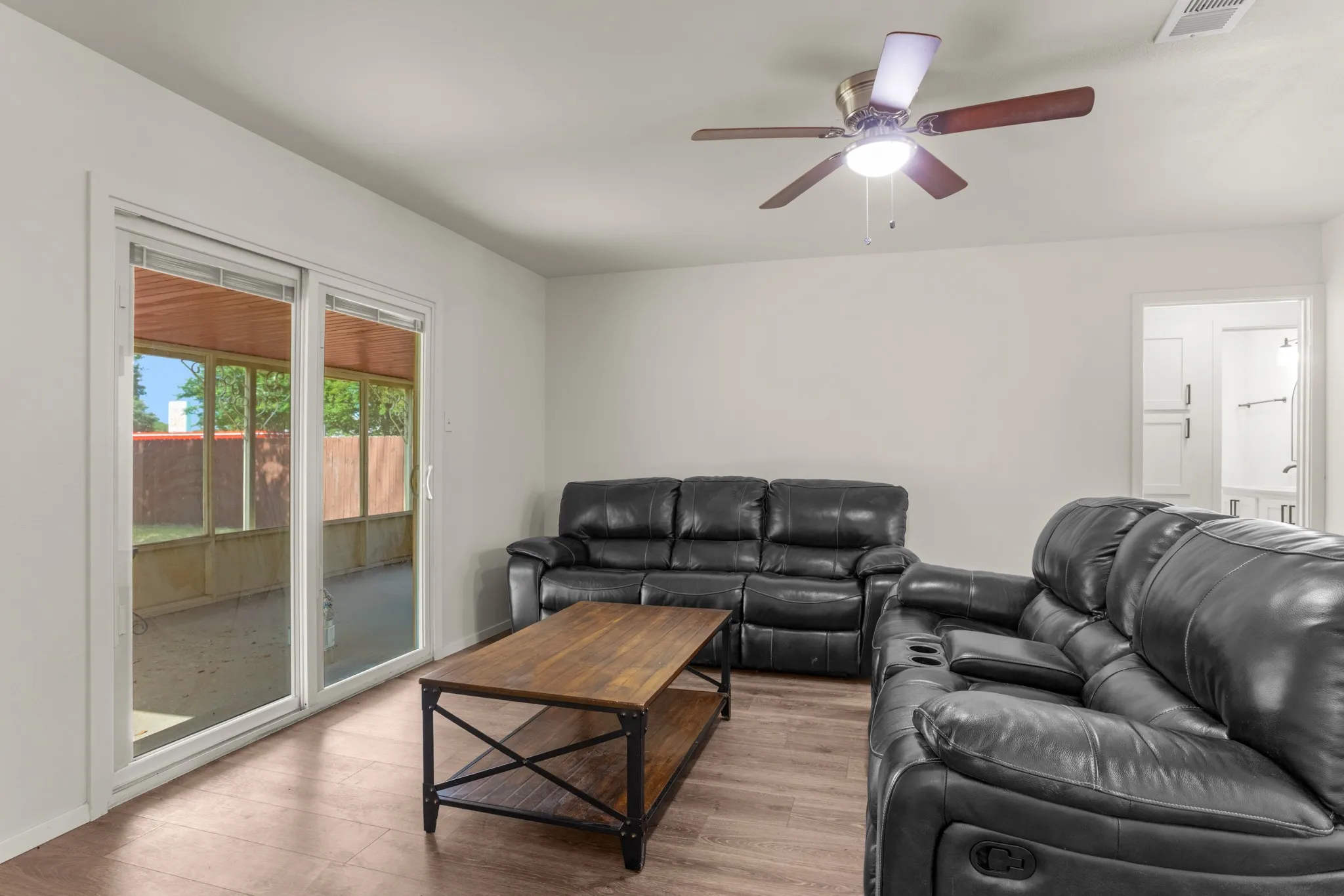Single Family Residence For Sale in Denton County , 1820 Emery Street, Denton, Texas 76201, 4 Bedroom, 2 Bathroom, Garage spaces, 1,464 Sqft, built in 1964, mls#21301512, Real Estate Agent in Denton, Homes For Sale in Denton county, Homes For Sale in Denton, Realtor in Denton Texas, Real Estate Brokerage Independent Realty Texas, Luminita Cordes Realtor