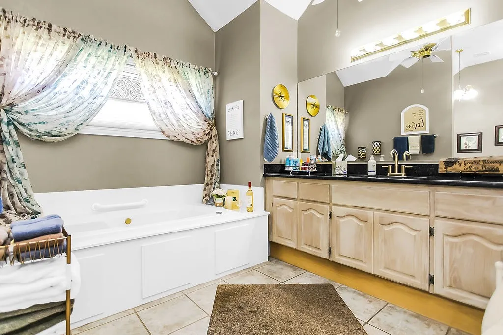 Single Family Residence For Sale in Fannin County , 820 Cedar Creek Circle, Bonham, Texas 75418, 3 Bedroom, 3 Bathroom, 2 Garage spaces, 3,538 Sqft, built in 1998, mls#21302808, Real Estate Agent in Bonham, Homes For Sale in Fannin county, Homes For Sale in Bonham, Realtor in Bonham Texas, Real Estate Brokerage Independent Realty Texas, Luminita Cordes Realtor