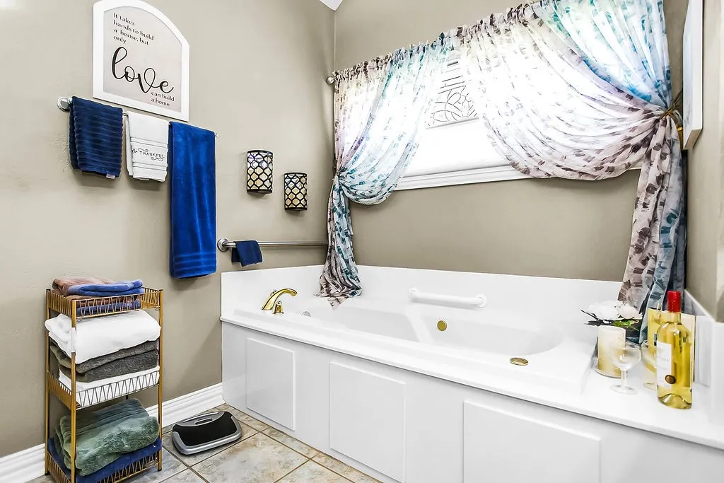 Single Family Residence For Sale in Fannin County , 820 Cedar Creek Circle, Bonham, Texas 75418, 3 Bedroom, 3 Bathroom, 2 Garage spaces, 3,538 Sqft, built in 1998, mls#21302808, Real Estate Agent in Bonham, Homes For Sale in Fannin county, Homes For Sale in Bonham, Realtor in Bonham Texas, Real Estate Brokerage Independent Realty Texas, Luminita Cordes Realtor