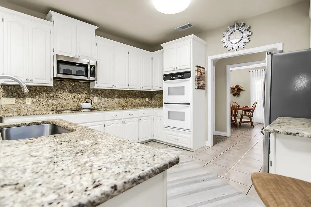 Single Family Residence For Sale in Fannin County , 820 Cedar Creek Circle, Bonham, Texas 75418, 3 Bedroom, 3 Bathroom, 2 Garage spaces, 3,538 Sqft, built in 1998, mls#21302808, Real Estate Agent in Bonham, Homes For Sale in Fannin county, Homes For Sale in Bonham, Realtor in Bonham Texas, Real Estate Brokerage Independent Realty Texas, Luminita Cordes Realtor