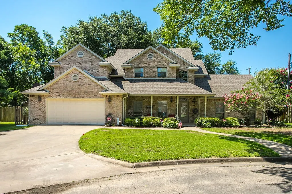 Single Family Residence For Sale in Fannin County , 820 Cedar Creek Circle, Bonham, Texas 75418, 3 Bedroom, 3 Bathroom, 2 Garage spaces, 3,538 Sqft, built in 1998, mls#21302808, Real Estate Agent in Bonham, Homes For Sale in Fannin county, Homes For Sale in Bonham, Realtor in Bonham Texas, Real Estate Brokerage Independent Realty Texas, Luminita Cordes Realtor
