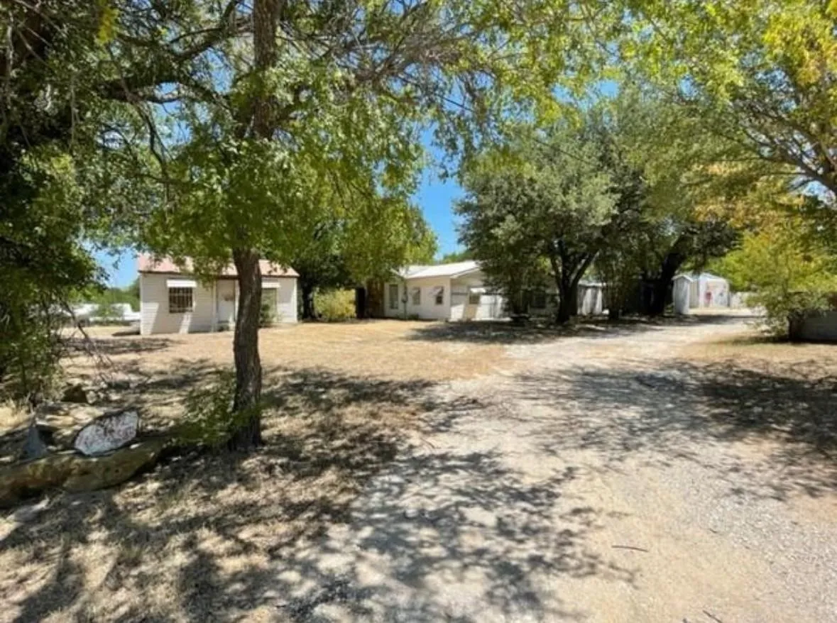 Single Family Residence For Sale in Wise County , 312 Alexander Lane, Bridgeport, Texas 76426, 2 Bedrooms, 1 Bathroom, 4 Garage spaces, 1,200 Sqft, built in 1960, Price $150,000, mls#21303951, Real Estate Agent in Bridgeport, Homes For Sale in Wise county, Homes For Sale in Bridgeport, Realtor in Bridgeport Texas, Real Estate Brokerage Independent Realty Texas, Luminita Cordes Realtor
