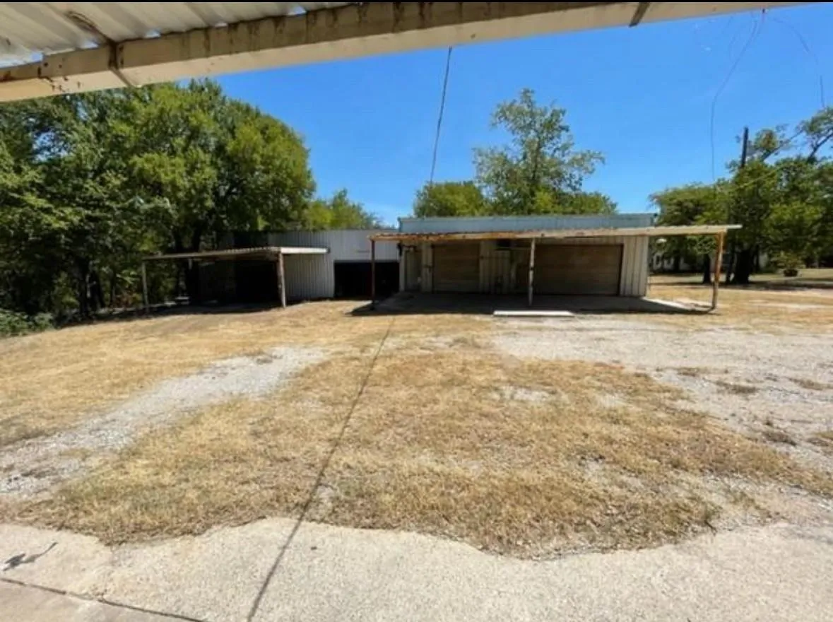 Single Family Residence For Sale in Wise County , 312 Alexander Lane, Bridgeport, Texas 76426, 2 Bedrooms, 1 Bathroom, 4 Garage spaces, 1,200 Sqft, built in 1960, Price $150,000, mls#21303951, Real Estate Agent in Bridgeport, Homes For Sale in Wise county, Homes For Sale in Bridgeport, Realtor in Bridgeport Texas, Real Estate Brokerage Independent Realty Texas, Luminita Cordes Realtor