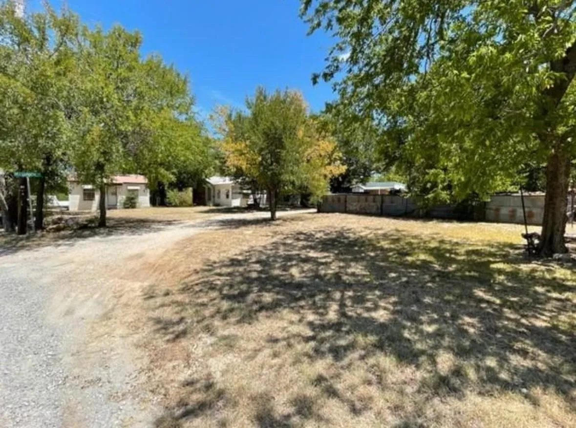 Single Family Residence For Sale in Wise County , 312 Alexander Lane, Bridgeport, Texas 76426, 2 Bedrooms, 1 Bathroom, 4 Garage spaces, 1,200 Sqft, built in 1960, Price $150,000, mls#21303951, Real Estate Agent in Bridgeport, Homes For Sale in Wise county, Homes For Sale in Bridgeport, Realtor in Bridgeport Texas, Real Estate Brokerage Independent Realty Texas, Luminita Cordes Realtor