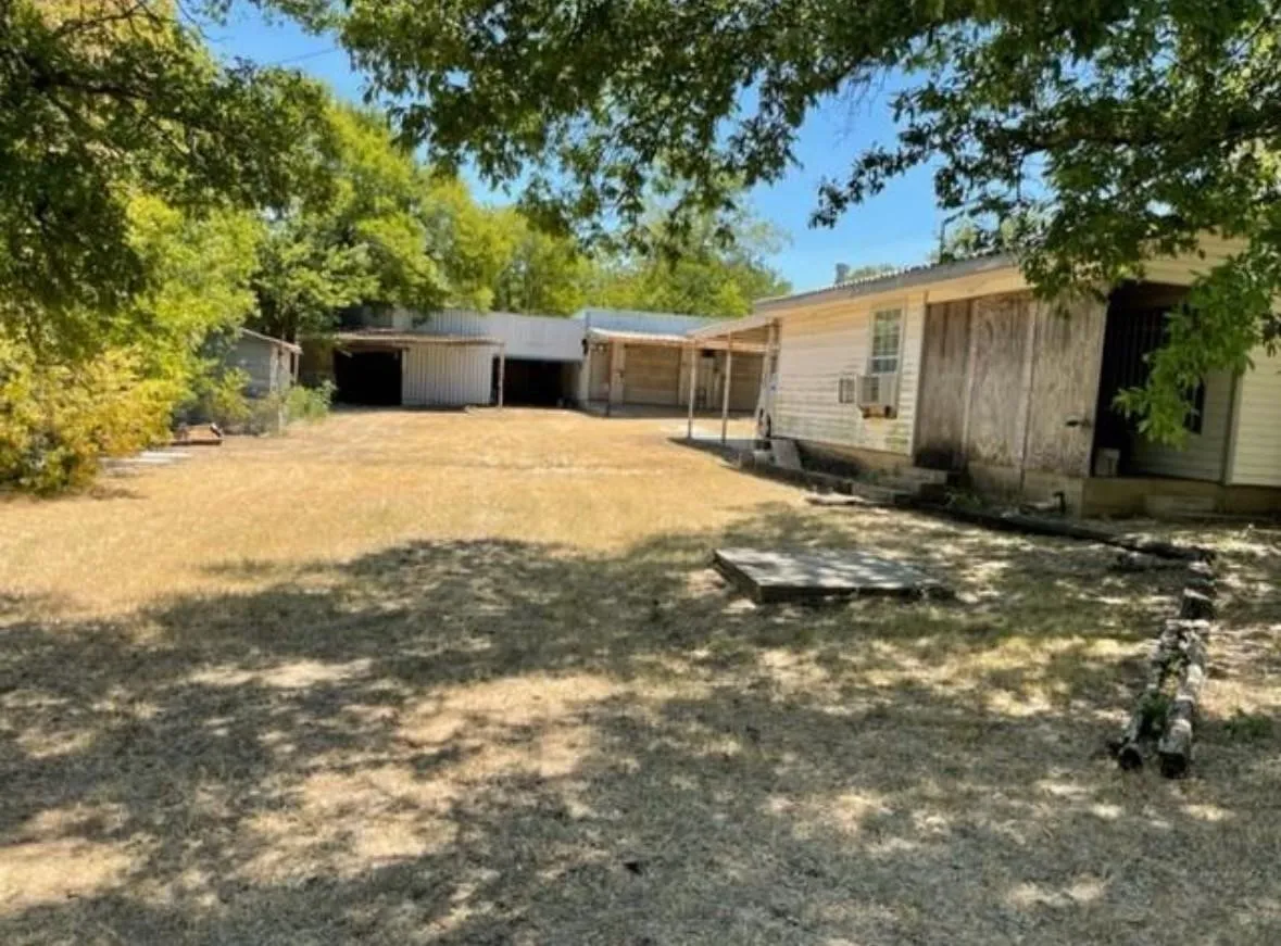 Single Family Residence For Sale in Wise County , 312 Alexander Lane, Bridgeport, Texas 76426, 2 Bedrooms, 1 Bathroom, 4 Garage spaces, 1,200 Sqft, built in 1960, Price $150,000, mls#21303951, Real Estate Agent in Bridgeport, Homes For Sale in Wise county, Homes For Sale in Bridgeport, Realtor in Bridgeport Texas, Real Estate Brokerage Independent Realty Texas, Luminita Cordes Realtor