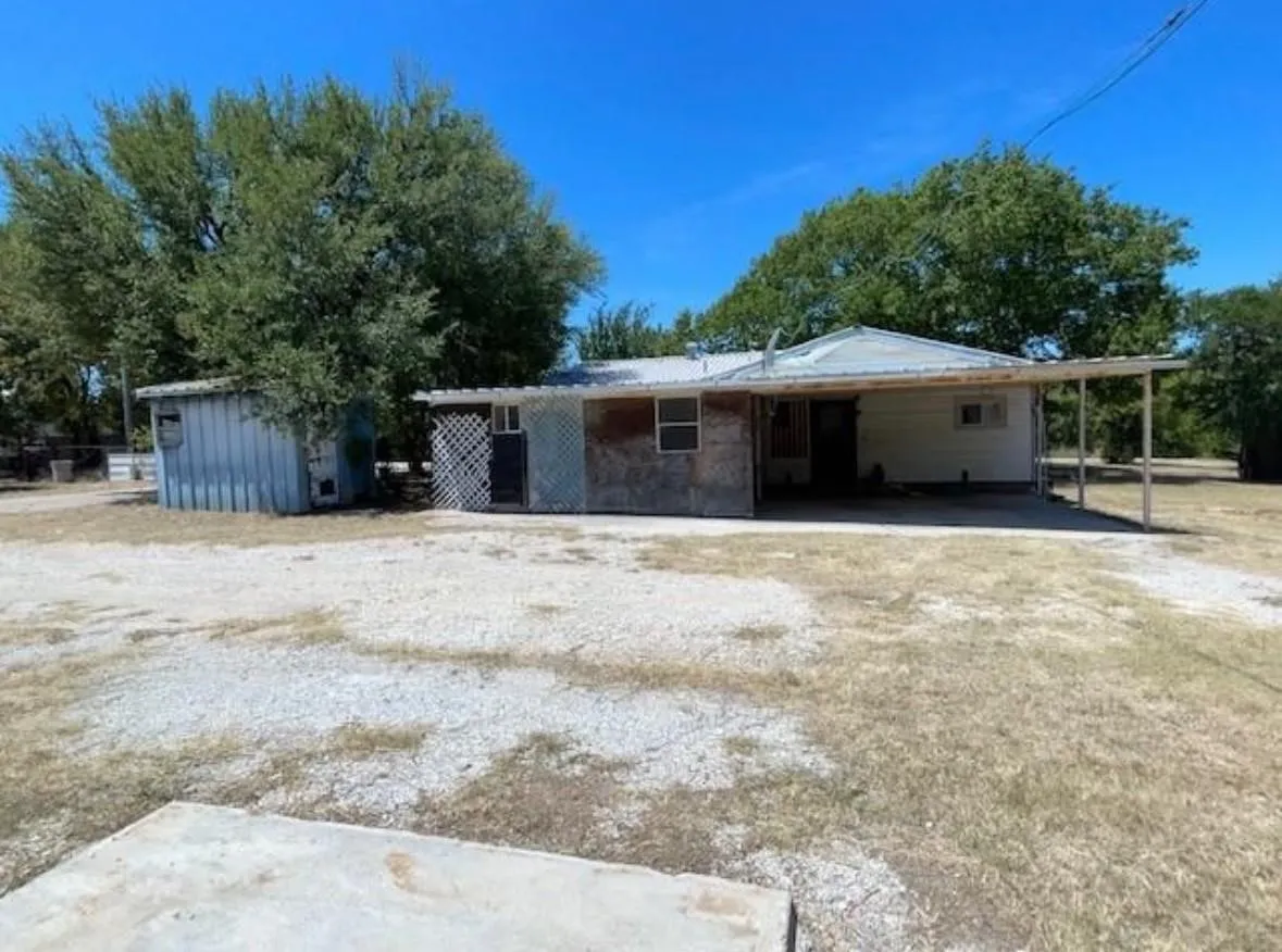 Single Family Residence For Sale in Wise County , 312 Alexander Lane, Bridgeport, Texas 76426, 2 Bedrooms, 1 Bathroom, 4 Garage spaces, 1,200 Sqft, built in 1960, Price $150,000, mls#21303951, Real Estate Agent in Bridgeport, Homes For Sale in Wise county, Homes For Sale in Bridgeport, Realtor in Bridgeport Texas, Real Estate Brokerage Independent Realty Texas, Luminita Cordes Realtor