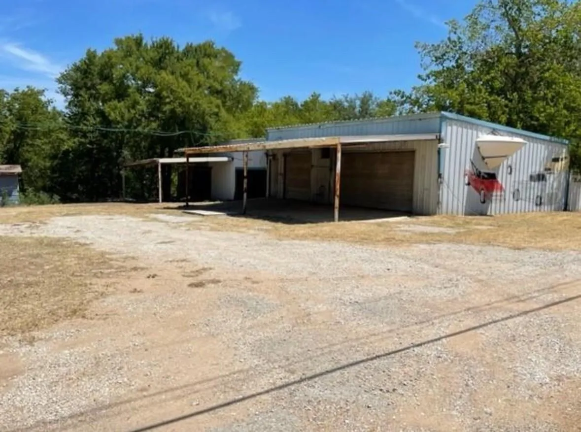 Single Family Residence For Sale in Wise County , 312 Alexander Lane, Bridgeport, Texas 76426, 2 Bedrooms, 1 Bathroom, 4 Garage spaces, 1,200 Sqft, built in 1960, Price $150,000, mls#21303951, Real Estate Agent in Bridgeport, Homes For Sale in Wise county, Homes For Sale in Bridgeport, Realtor in Bridgeport Texas, Real Estate Brokerage Independent Realty Texas, Luminita Cordes Realtor