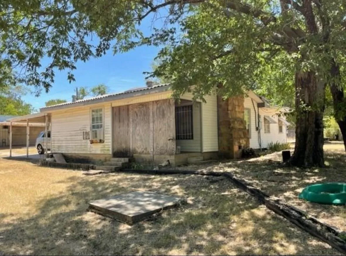 Single Family Residence For Sale in Wise County , 312 Alexander Lane, Bridgeport, Texas 76426, 2 Bedrooms, 1 Bathroom, 4 Garage spaces, 1,200 Sqft, built in 1960, Price $150,000, mls#21303951, Real Estate Agent in Bridgeport, Homes For Sale in Wise county, Homes For Sale in Bridgeport, Realtor in Bridgeport Texas, Real Estate Brokerage Independent Realty Texas, Luminita Cordes Realtor