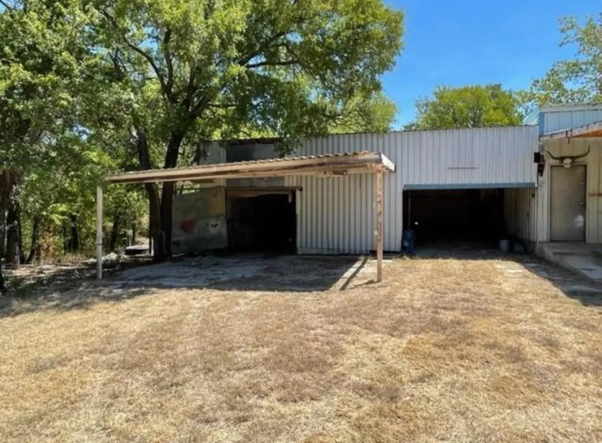Single Family Residence For Sale in Wise County , 312 Alexander Lane, Bridgeport, Texas 76426, 2 Bedrooms, 1 Bathroom, 4 Garage spaces, 1,200 Sqft, built in 1960, Price $150,000, mls#21303951, Real Estate Agent in Bridgeport, Homes For Sale in Wise county, Homes For Sale in Bridgeport, Realtor in Bridgeport Texas, Real Estate Brokerage Independent Realty Texas, Luminita Cordes Realtor