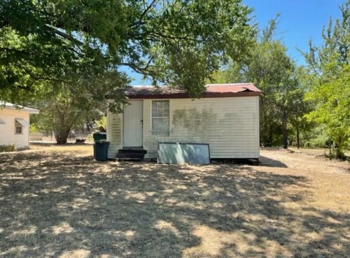Single Family Residence For Sale in Wise County , 312 Alexander Lane, Bridgeport, Texas 76426, 2 Bedrooms, 1 Bathroom, 4 Garage spaces, 1,200 Sqft, built in 1960, Price $150,000, mls#21303951, Real Estate Agent in Bridgeport, Homes For Sale in Wise county, Homes For Sale in Bridgeport, Realtor in Bridgeport Texas, Real Estate Brokerage Independent Realty Texas, Luminita Cordes Realtor
