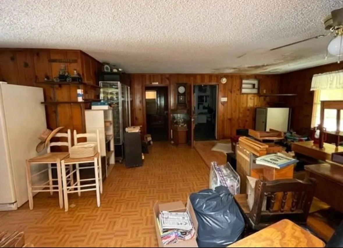 Single Family Residence For Sale in Wise County , 312 Alexander Lane, Bridgeport, Texas 76426, 2 Bedrooms, 1 Bathroom, 4 Garage spaces, 1,200 Sqft, built in 1960, Price $150,000, mls#21303951, Real Estate Agent in Bridgeport, Homes For Sale in Wise county, Homes For Sale in Bridgeport, Realtor in Bridgeport Texas, Real Estate Brokerage Independent Realty Texas, Luminita Cordes Realtor