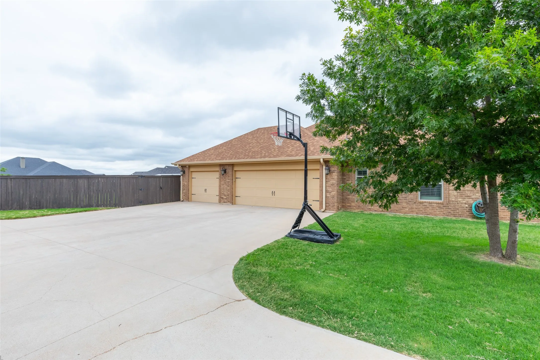Single Family Residence For Sale in Taylor County , 110 Tierra Court, Abilene, Texas 79602, 4 Bedroom, 3 Bathroom, 3 Garage spaces, 2,723 Sqft, built in 2014, mls#21303959, Real Estate Agent in Abilene, Homes For Sale in Taylor county, Homes For Sale in Abilene, Realtor in Abilene Texas, Real Estate Brokerage Independent Realty Texas, Luminita Cordes Realtor
