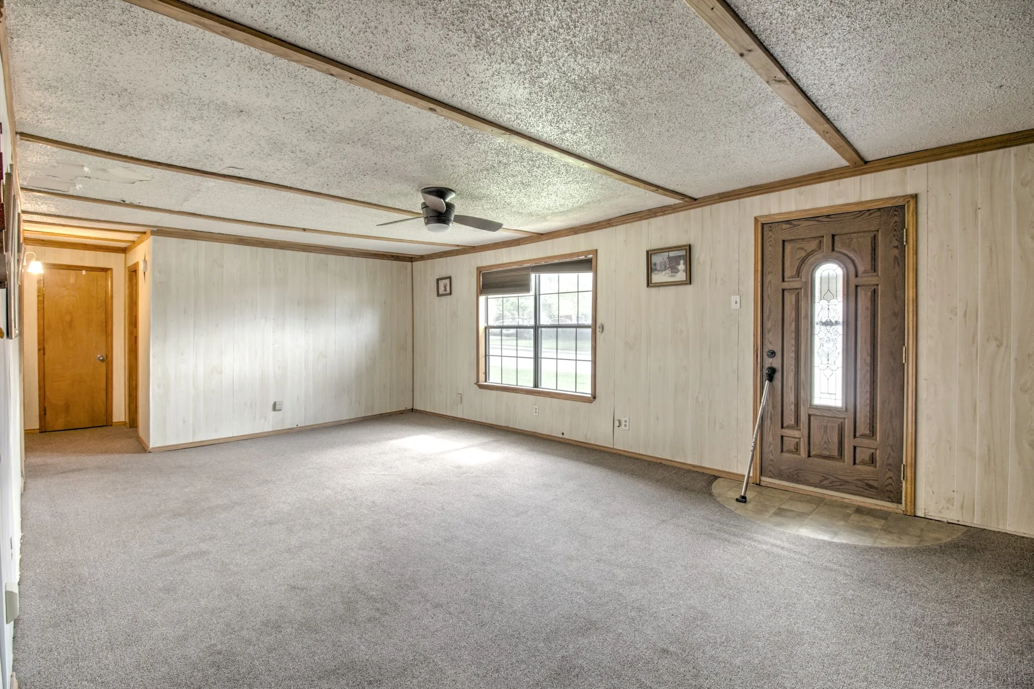 Living room space, ready for a modern makeover!