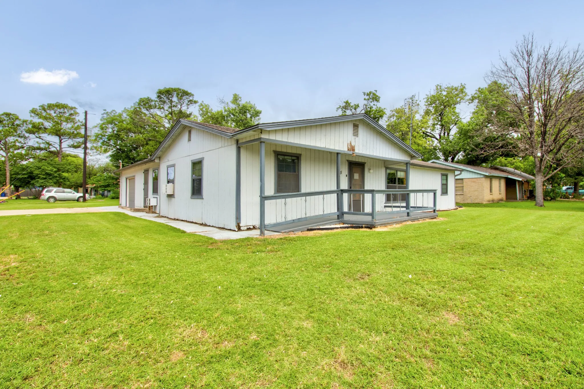 Single Family Residence For Sale in Denton County , 105 E Park Street, Little Elm, Texas 75068, 2 Bedroom, 1 Bathroom, 1 Garage spaces, 1,404 Sqft, built in 1956, mls#21296274, Real Estate Agent in Little Elm, Homes For Sale in Denton county, Homes For Sale in Little Elm, Realtor in Little Elm Texas, Real Estate Brokerage Independent Realty Texas, Luminita Cordes Realtor