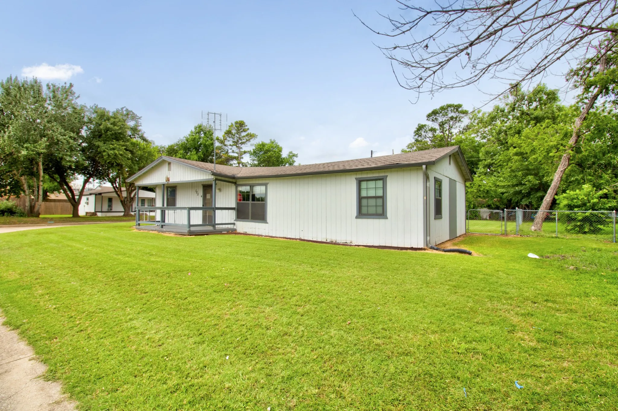 Single Family Residence For Sale in Denton County , 105 E Park Street, Little Elm, Texas 75068, 2 Bedroom, 1 Bathroom, 1 Garage spaces, 1,404 Sqft, built in 1956, mls#21296274, Real Estate Agent in Little Elm, Homes For Sale in Denton county, Homes For Sale in Little Elm, Realtor in Little Elm Texas, Real Estate Brokerage Independent Realty Texas, Luminita Cordes Realtor