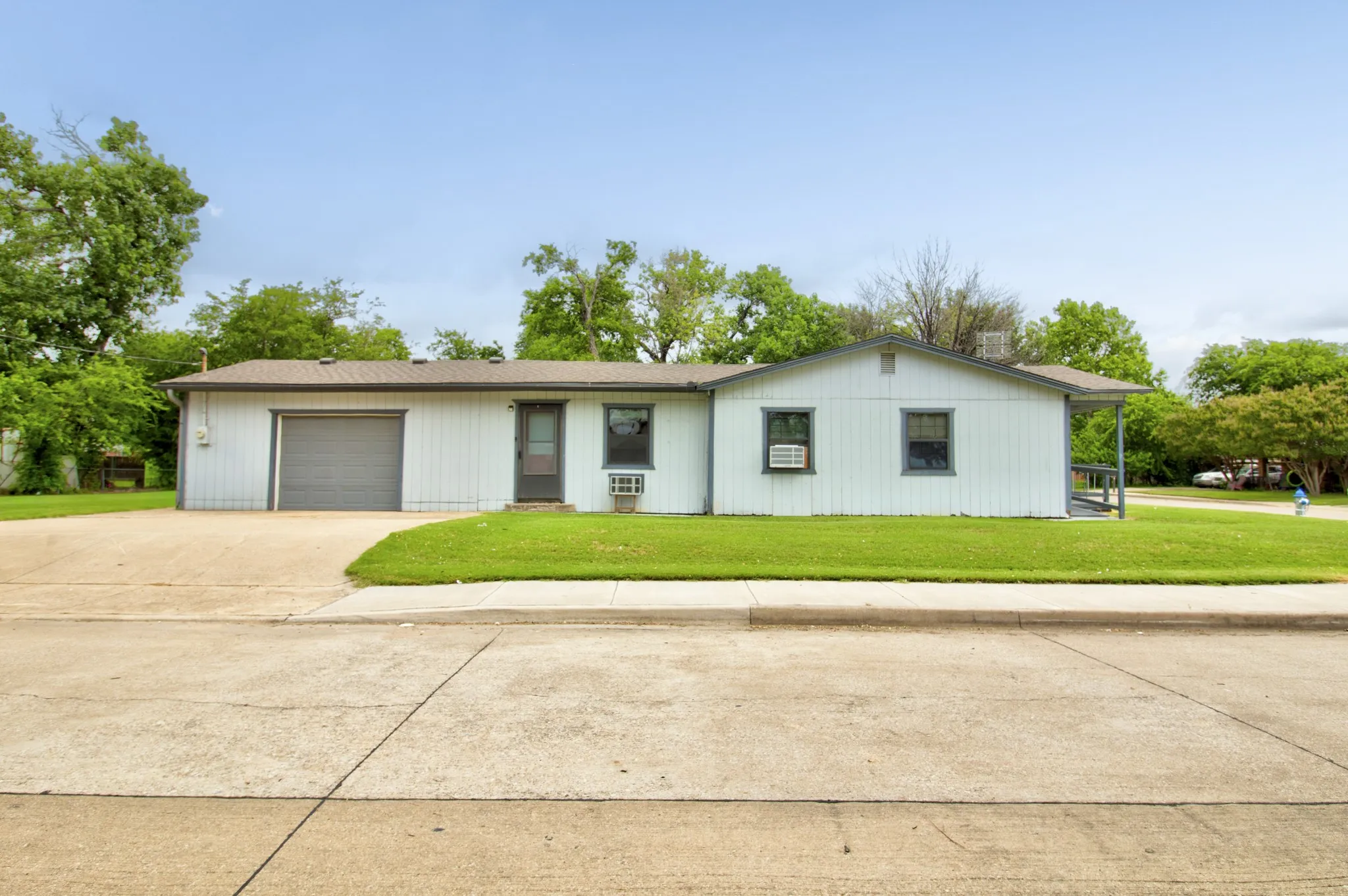 Single Family Residence For Sale in Denton County , 105 E Park Street, Little Elm, Texas 75068, 2 Bedroom, 1 Bathroom, 1 Garage spaces, 1,404 Sqft, built in 1956, mls#21296274, Real Estate Agent in Little Elm, Homes For Sale in Denton county, Homes For Sale in Little Elm, Realtor in Little Elm Texas, Real Estate Brokerage Independent Realty Texas, Luminita Cordes Realtor