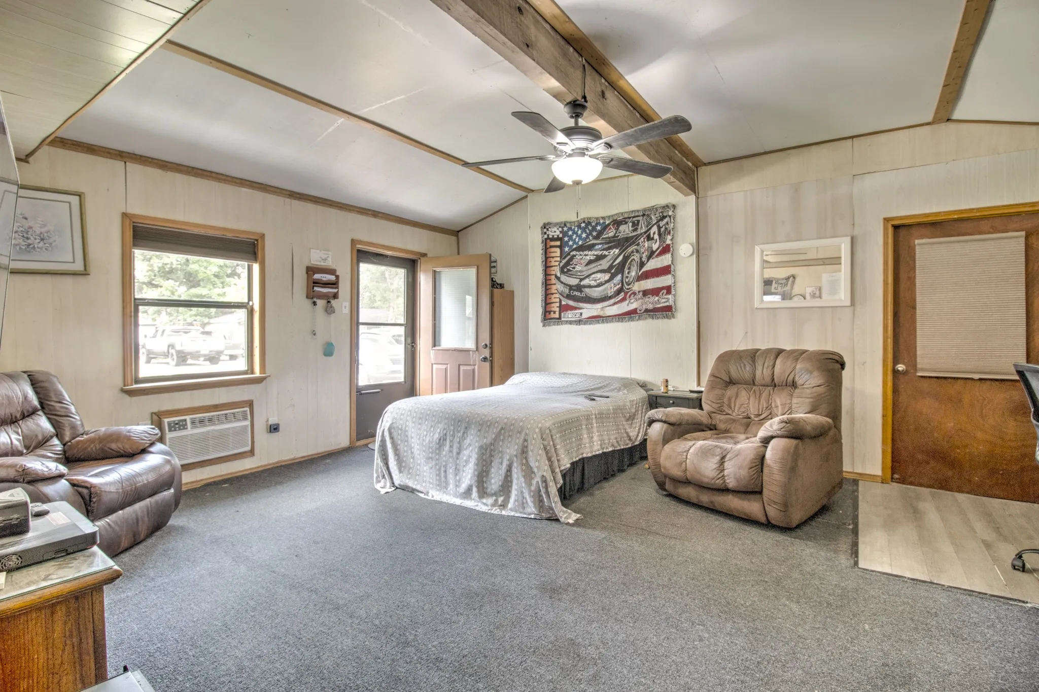 Single Family Residence For Sale in Denton County , 105 E Park Street, Little Elm, Texas 75068, 2 Bedroom, 1 Bathroom, 1 Garage spaces, 1,404 Sqft, built in 1956, mls#21296274, Real Estate Agent in Little Elm, Homes For Sale in Denton county, Homes For Sale in Little Elm, Realtor in Little Elm Texas, Real Estate Brokerage Independent Realty Texas, Luminita Cordes Realtor