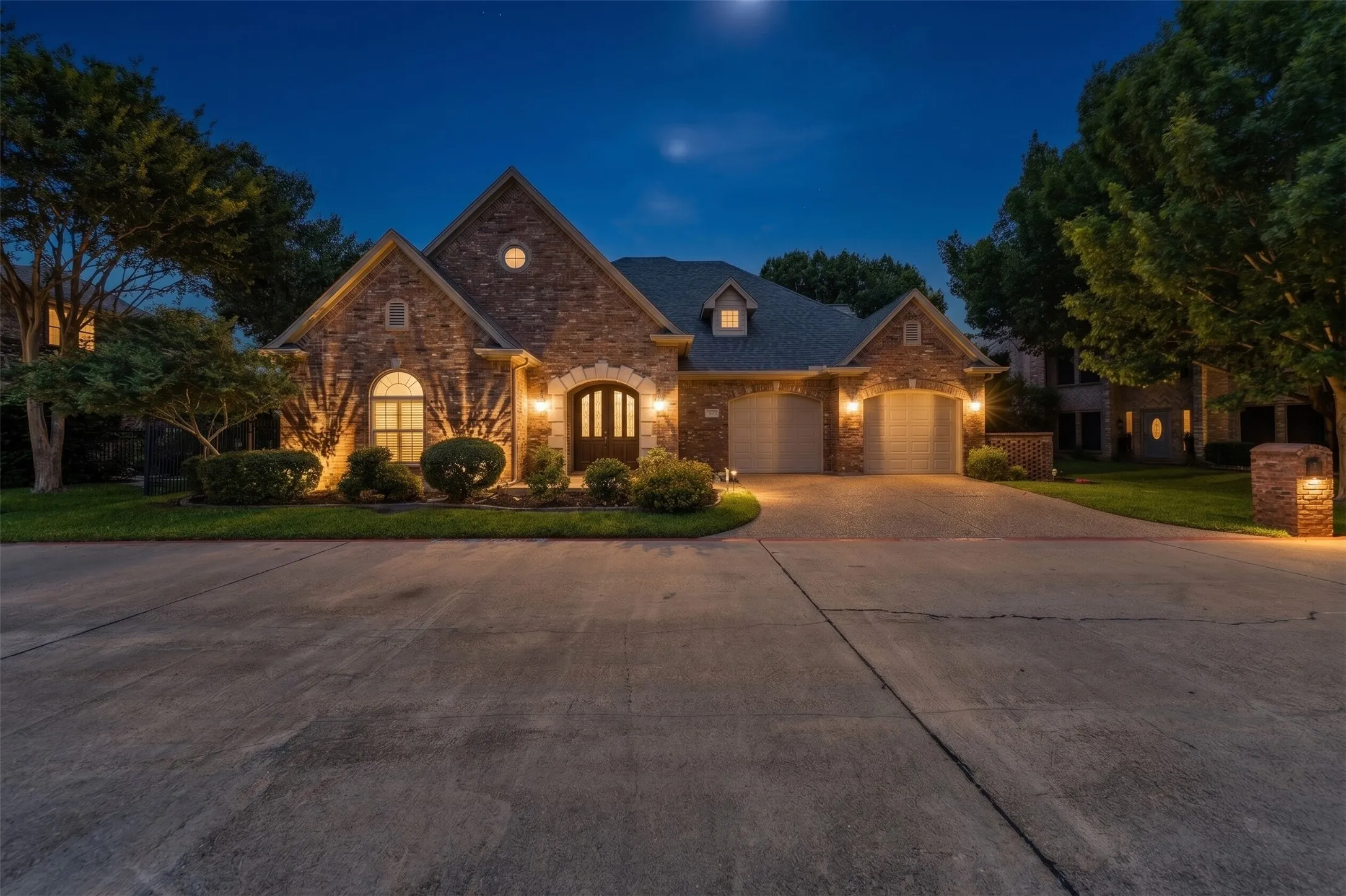 Single Family Residence For Sale in Tarrant County , 5974 River Bend Drive, Benbrook, Texas 76132, 4 Bedroom, 4 Bathroom, 2 Garage spaces, 4,276 Sqft, built in 2002, mls#21301562, Real Estate Agent in Benbrook, Homes For Sale in Tarrant county, Homes For Sale in Benbrook, Realtor in Benbrook Texas, Real Estate Brokerage Independent Realty Texas, Luminita Cordes Realtor