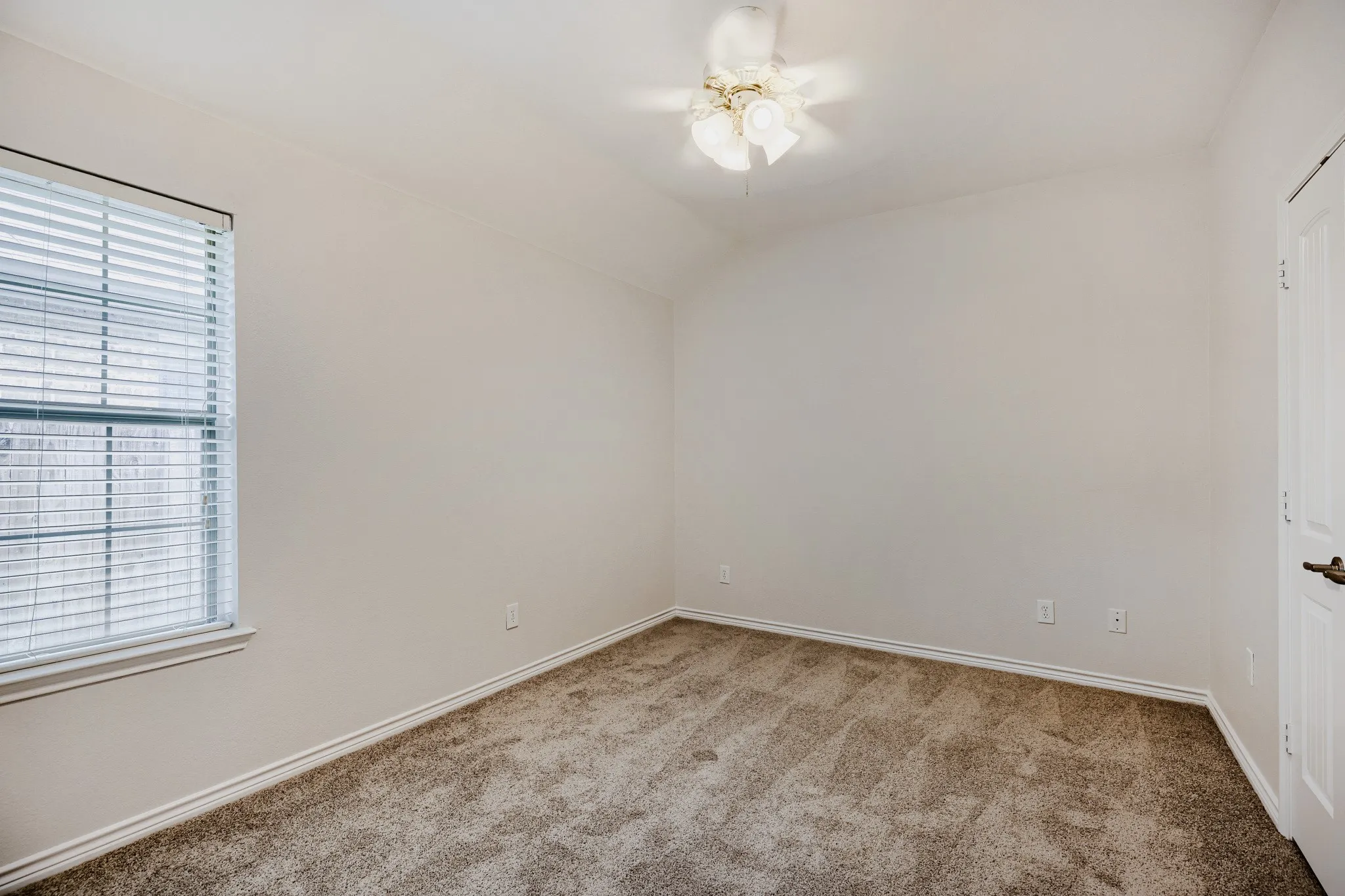 Single Family Residence For Sale in Collin County , 5712 Broken Spur, Mc Kinney, Texas 75070, 3 Bedroom, 2 Bathroom, 2 Garage spaces, 1,779 Sqft, built in 2007, mls#21141484, Real Estate Agent in Mc Kinney, Homes For Sale in Collin county, Homes For Sale in Mc Kinney, Realtor in Mc Kinney Texas, Real Estate Brokerage Independent Realty Texas, Luminita Cordes Realtor