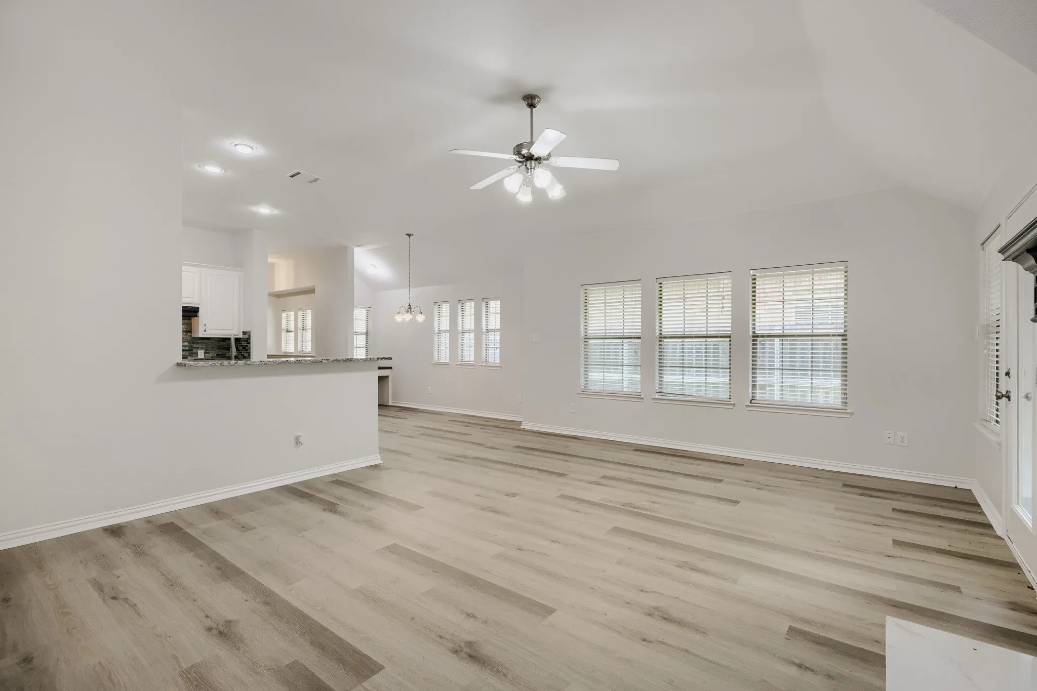 Single Family Residence For Sale in Collin County , 5712 Broken Spur, Mc Kinney, Texas 75070, 3 Bedroom, 2 Bathroom, 2 Garage spaces, 1,779 Sqft, built in 2007, mls#21141484, Real Estate Agent in Mc Kinney, Homes For Sale in Collin county, Homes For Sale in Mc Kinney, Realtor in Mc Kinney Texas, Real Estate Brokerage Independent Realty Texas, Luminita Cordes Realtor