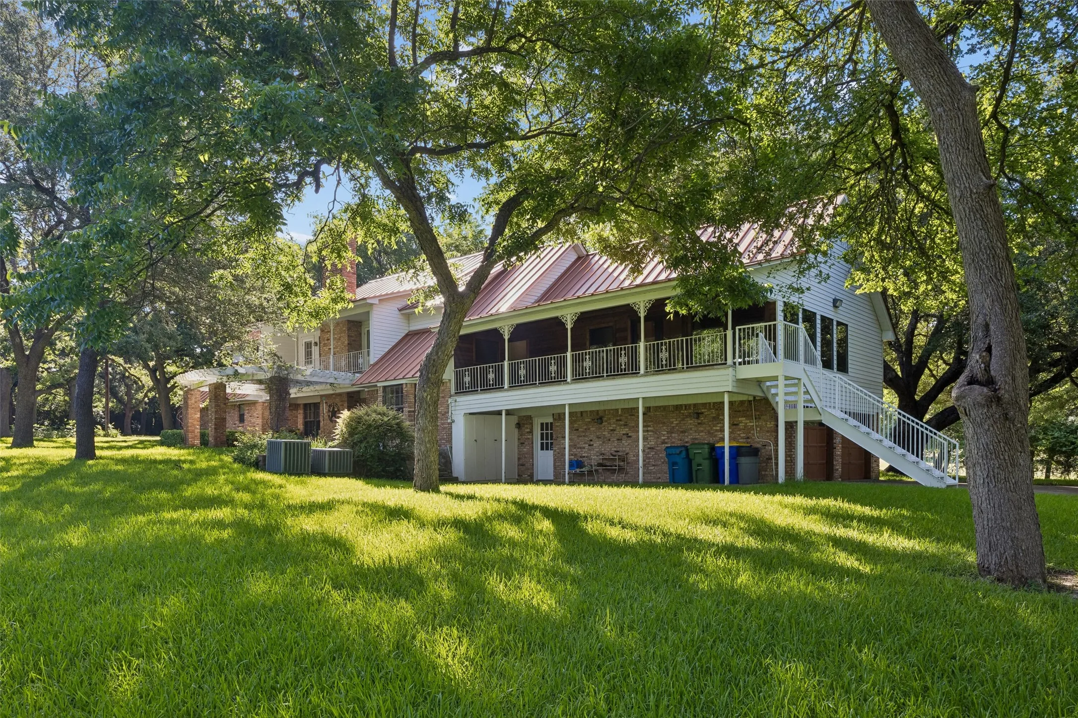 Single Family Residence For Sale in Dallas County , 510 W Malloy Bridge Road, Seagoville, Texas 75159, 4 Bedroom, 5 Bathroom, 8 Garage spaces, 4,341 Sqft, built in 1967, mls#21301588, Real Estate Agent in Seagoville, Homes For Sale in Dallas county, Homes For Sale in Seagoville, Realtor in Seagoville Texas, Real Estate Brokerage Independent Realty Texas, Luminita Cordes Realtor