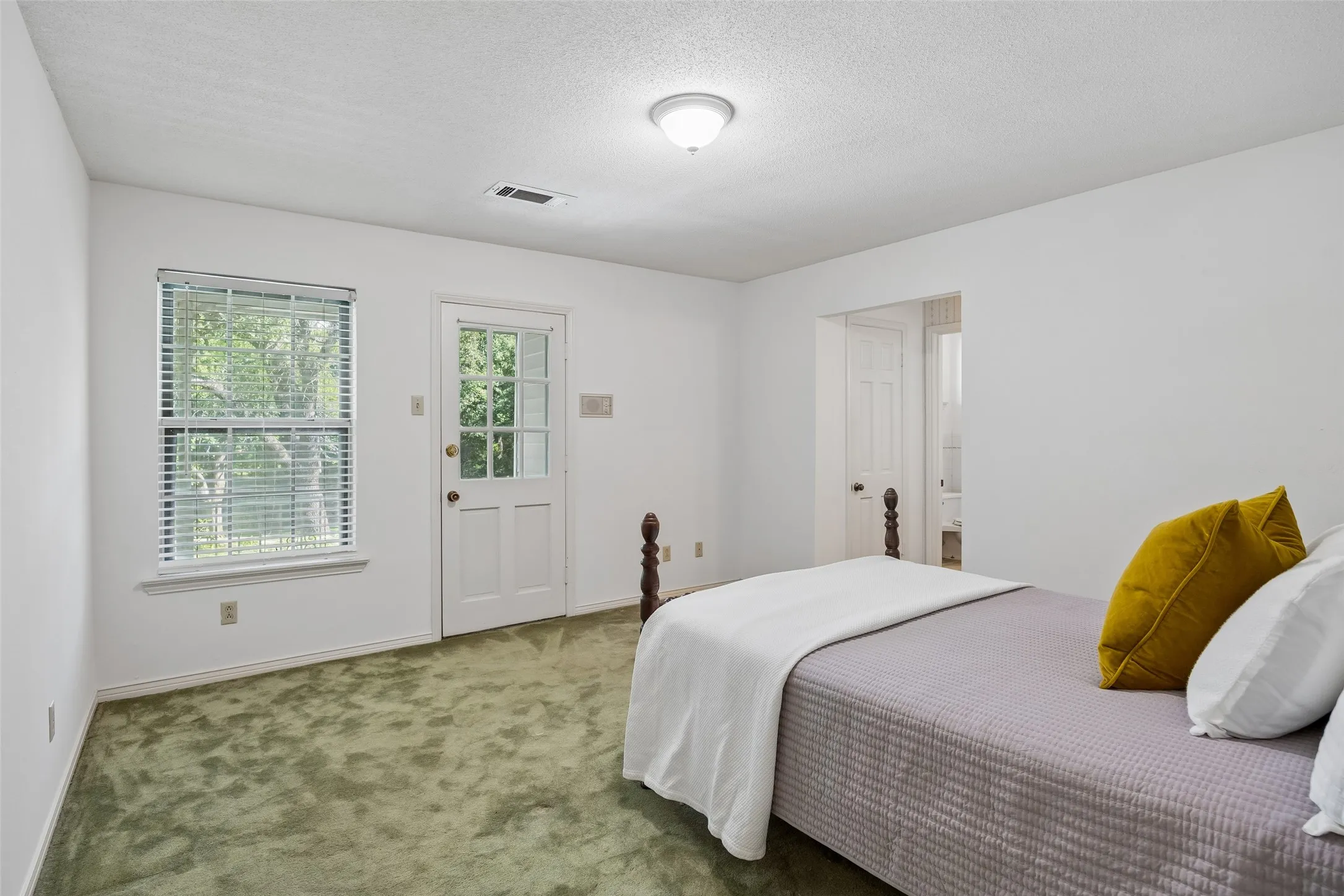 Single Family Residence For Sale in Dallas County , 510 W Malloy Bridge Road, Seagoville, Texas 75159, 4 Bedroom, 5 Bathroom, 8 Garage spaces, 4,341 Sqft, built in 1967, mls#21301588, Real Estate Agent in Seagoville, Homes For Sale in Dallas county, Homes For Sale in Seagoville, Realtor in Seagoville Texas, Real Estate Brokerage Independent Realty Texas, Luminita Cordes Realtor