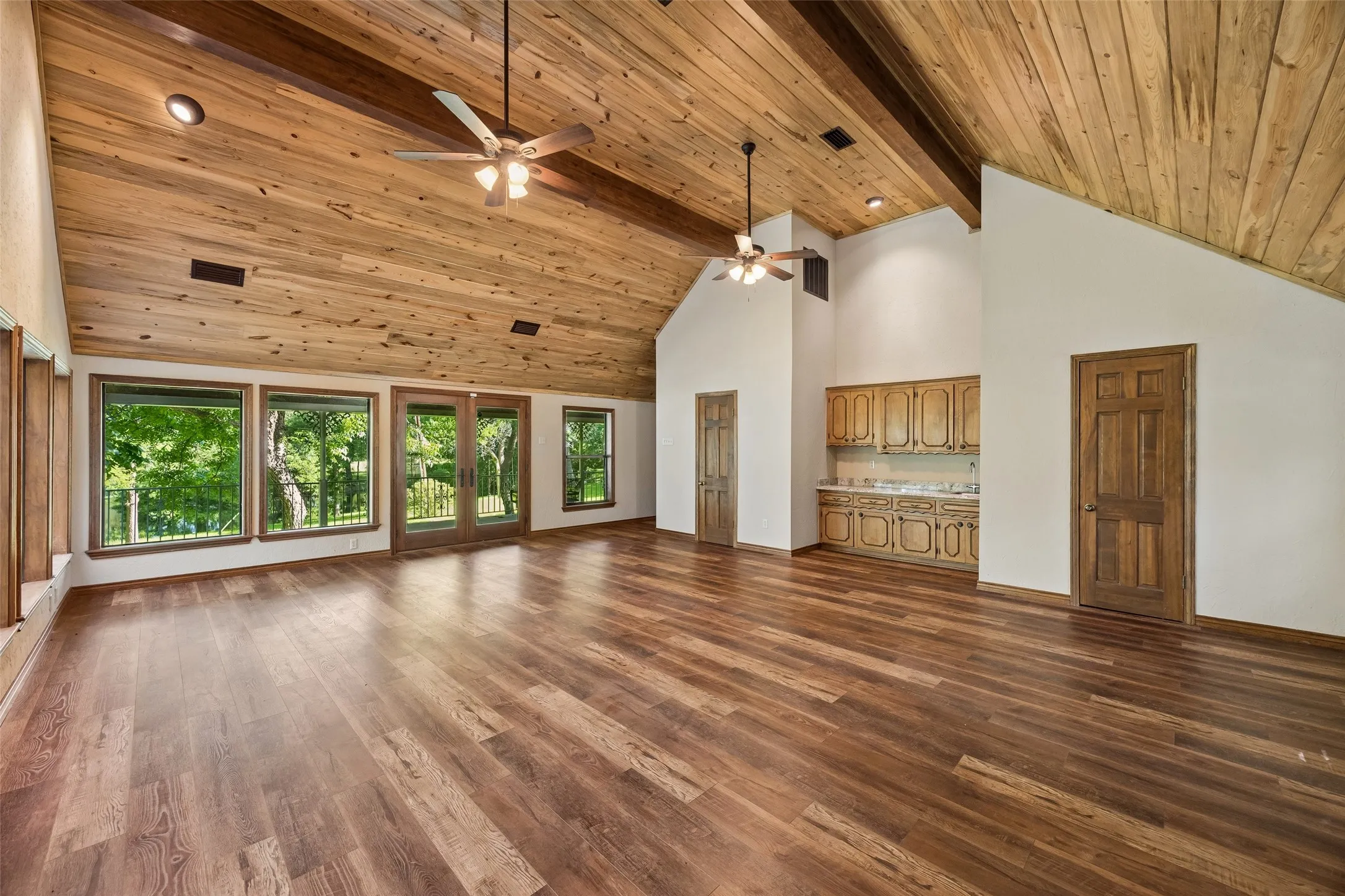 Single Family Residence For Sale in Dallas County , 510 W Malloy Bridge Road, Seagoville, Texas 75159, 4 Bedroom, 5 Bathroom, 8 Garage spaces, 4,341 Sqft, built in 1967, mls#21301588, Real Estate Agent in Seagoville, Homes For Sale in Dallas county, Homes For Sale in Seagoville, Realtor in Seagoville Texas, Real Estate Brokerage Independent Realty Texas, Luminita Cordes Realtor