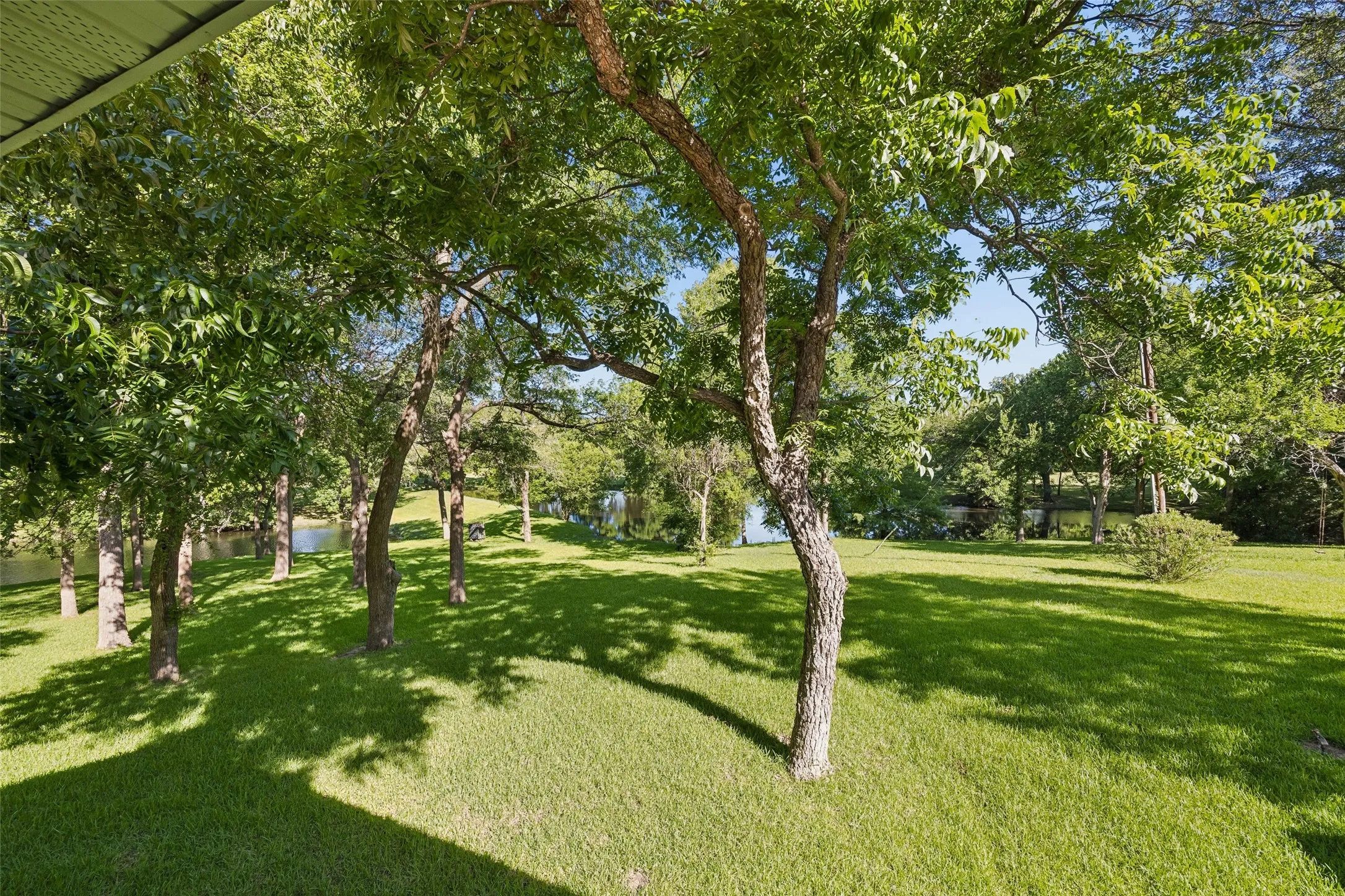 Single Family Residence For Sale in Dallas County , 510 W Malloy Bridge Road, Seagoville, Texas 75159, 4 Bedroom, 5 Bathroom, 8 Garage spaces, 4,341 Sqft, built in 1967, mls#21301588, Real Estate Agent in Seagoville, Homes For Sale in Dallas county, Homes For Sale in Seagoville, Realtor in Seagoville Texas, Real Estate Brokerage Independent Realty Texas, Luminita Cordes Realtor