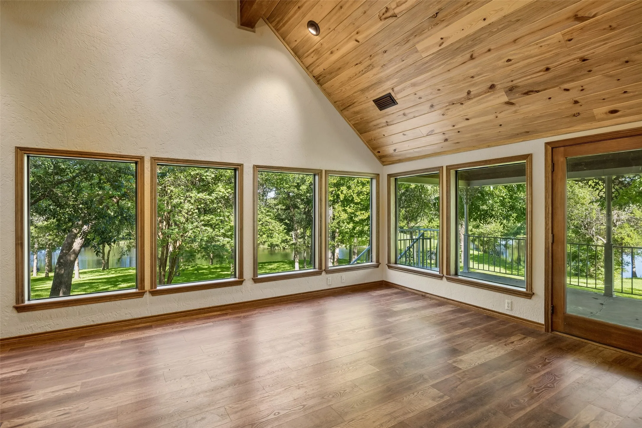 Single Family Residence For Sale in Dallas County , 510 W Malloy Bridge Road, Seagoville, Texas 75159, 4 Bedroom, 5 Bathroom, 8 Garage spaces, 4,341 Sqft, built in 1967, mls#21301588, Real Estate Agent in Seagoville, Homes For Sale in Dallas county, Homes For Sale in Seagoville, Realtor in Seagoville Texas, Real Estate Brokerage Independent Realty Texas, Luminita Cordes Realtor
