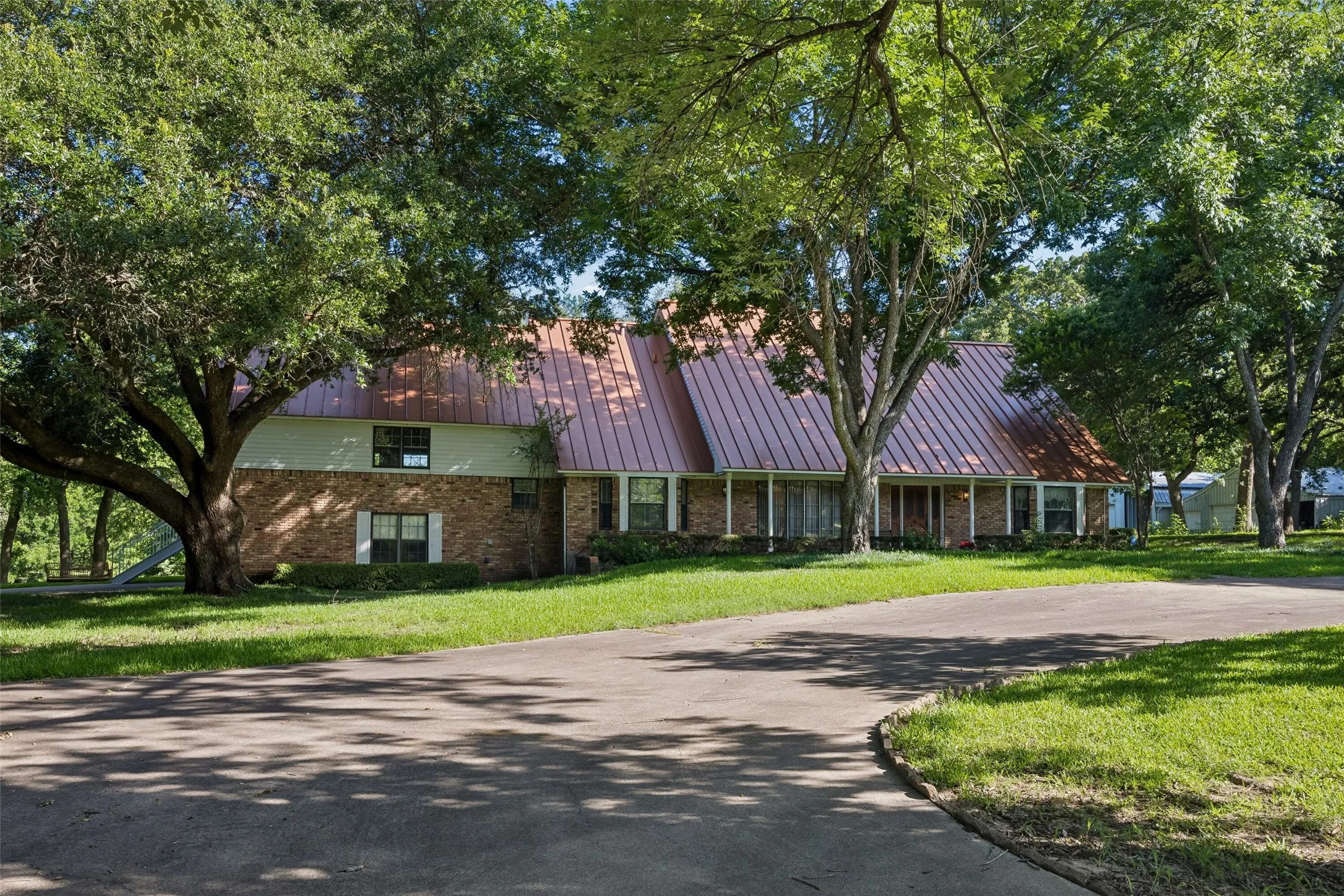 Single Family Residence For Sale in Dallas County , 510 W Malloy Bridge Road, Seagoville, Texas 75159, 4 Bedroom, 5 Bathroom, 8 Garage spaces, 4,341 Sqft, built in 1967, mls#21301588, Real Estate Agent in Seagoville, Homes For Sale in Dallas county, Homes For Sale in Seagoville, Realtor in Seagoville Texas, Real Estate Brokerage Independent Realty Texas, Luminita Cordes Realtor