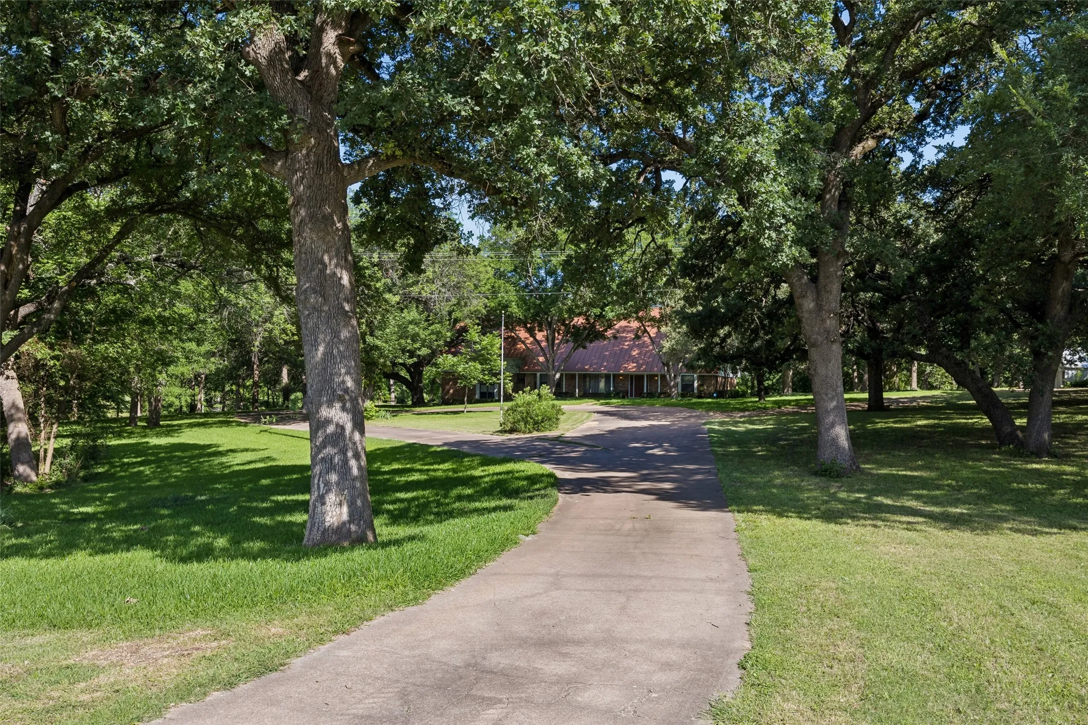 Single Family Residence For Sale in Dallas County , 510 W Malloy Bridge Road, Seagoville, Texas 75159, 4 Bedroom, 5 Bathroom, 8 Garage spaces, 4,341 Sqft, built in 1967, mls#21301588, Real Estate Agent in Seagoville, Homes For Sale in Dallas county, Homes For Sale in Seagoville, Realtor in Seagoville Texas, Real Estate Brokerage Independent Realty Texas, Luminita Cordes Realtor