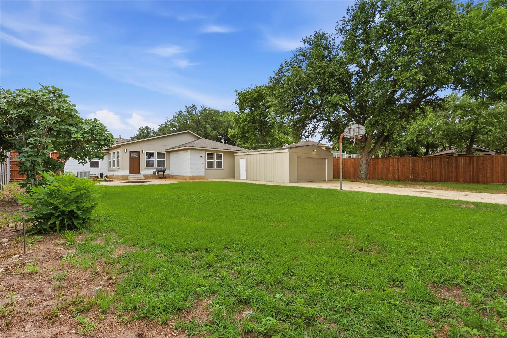 Single Family Residence For Sale in Dallas County , 6333 Symphony Lane, Dallas, Texas 75227, 4 Bedroom, 3 Bathroom, 2 Garage spaces, 2,404 Sqft, built in 1965, mls#21300986, Real Estate Agent in Dallas, Homes For Sale in Dallas county, Homes For Sale in Dallas, Realtor in Dallas Texas, Real Estate Brokerage Independent Realty Texas, Luminita Cordes Realtor