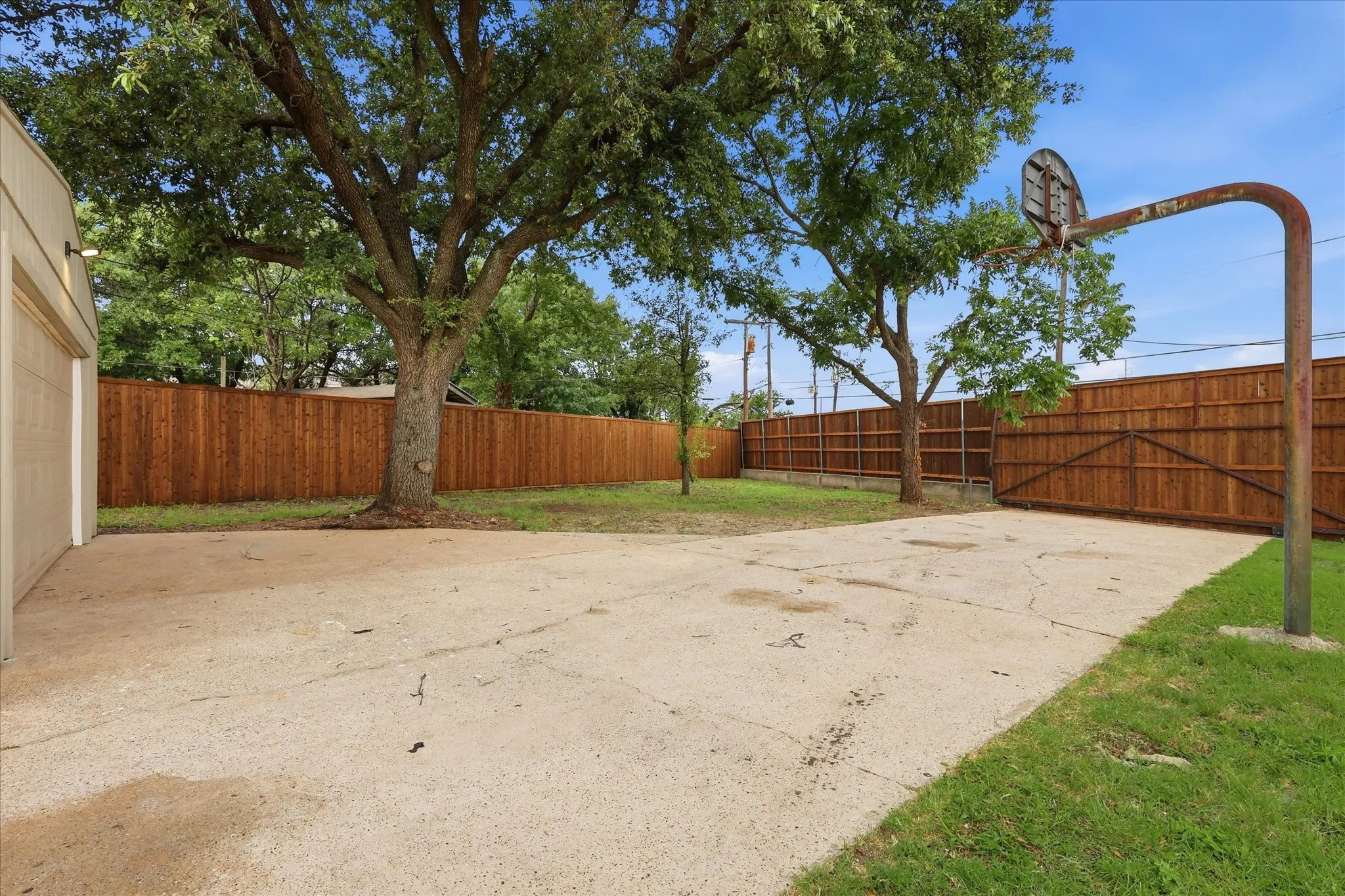 Single Family Residence For Sale in Dallas County , 6333 Symphony Lane, Dallas, Texas 75227, 4 Bedroom, 3 Bathroom, 2 Garage spaces, 2,404 Sqft, built in 1965, mls#21300986, Real Estate Agent in Dallas, Homes For Sale in Dallas county, Homes For Sale in Dallas, Realtor in Dallas Texas, Real Estate Brokerage Independent Realty Texas, Luminita Cordes Realtor