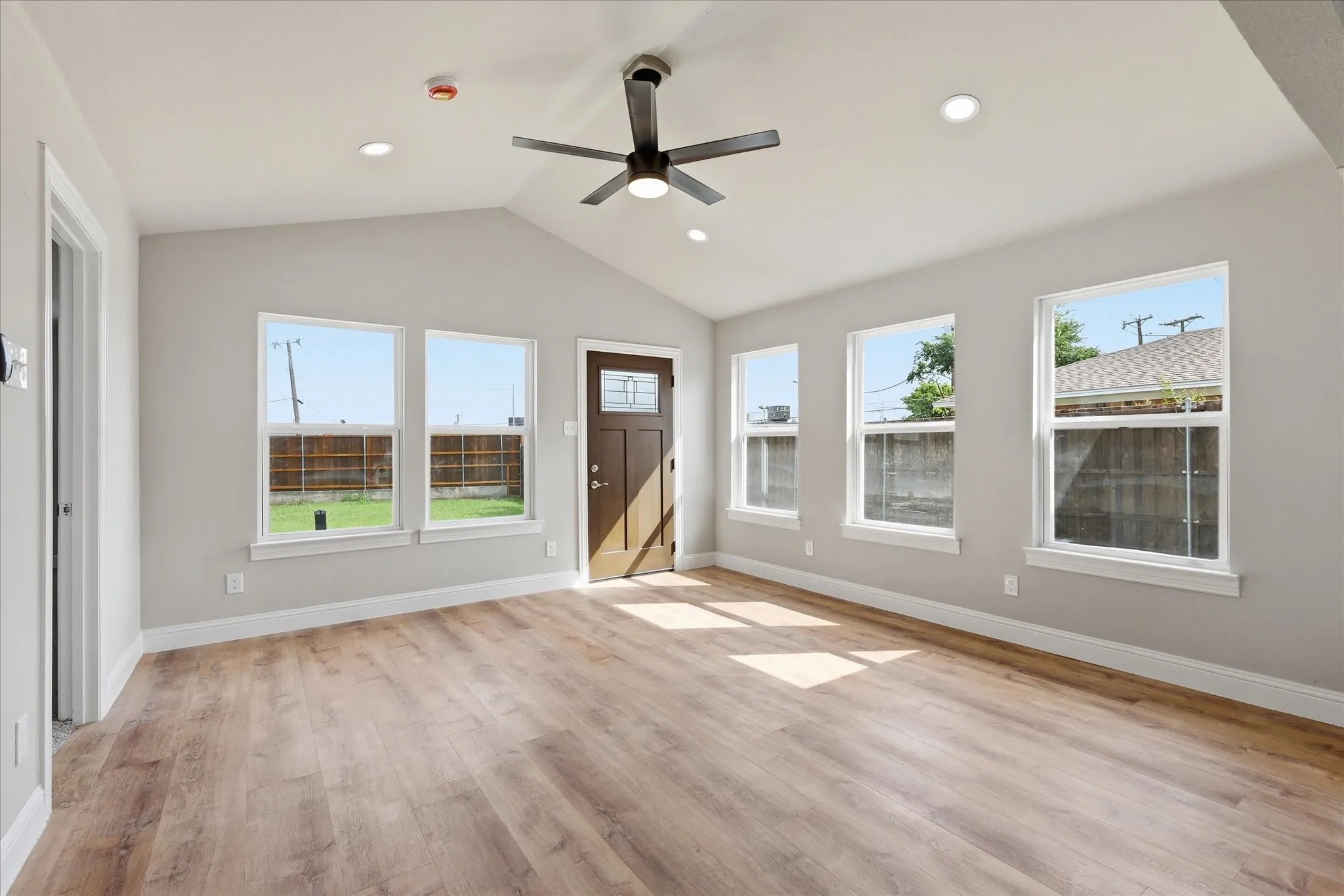 Single Family Residence For Sale in Dallas County , 6333 Symphony Lane, Dallas, Texas 75227, 4 Bedroom, 3 Bathroom, 2 Garage spaces, 2,404 Sqft, built in 1965, mls#21300986, Real Estate Agent in Dallas, Homes For Sale in Dallas county, Homes For Sale in Dallas, Realtor in Dallas Texas, Real Estate Brokerage Independent Realty Texas, Luminita Cordes Realtor
