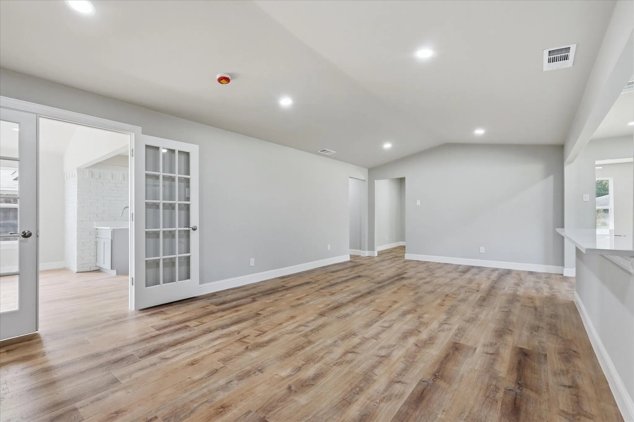 Single Family Residence For Sale in Dallas County , 6333 Symphony Lane, Dallas, Texas 75227, 4 Bedroom, 3 Bathroom, 2 Garage spaces, 2,404 Sqft, built in 1965, mls#21300986, Real Estate Agent in Dallas, Homes For Sale in Dallas county, Homes For Sale in Dallas, Realtor in Dallas Texas, Real Estate Brokerage Independent Realty Texas, Luminita Cordes Realtor