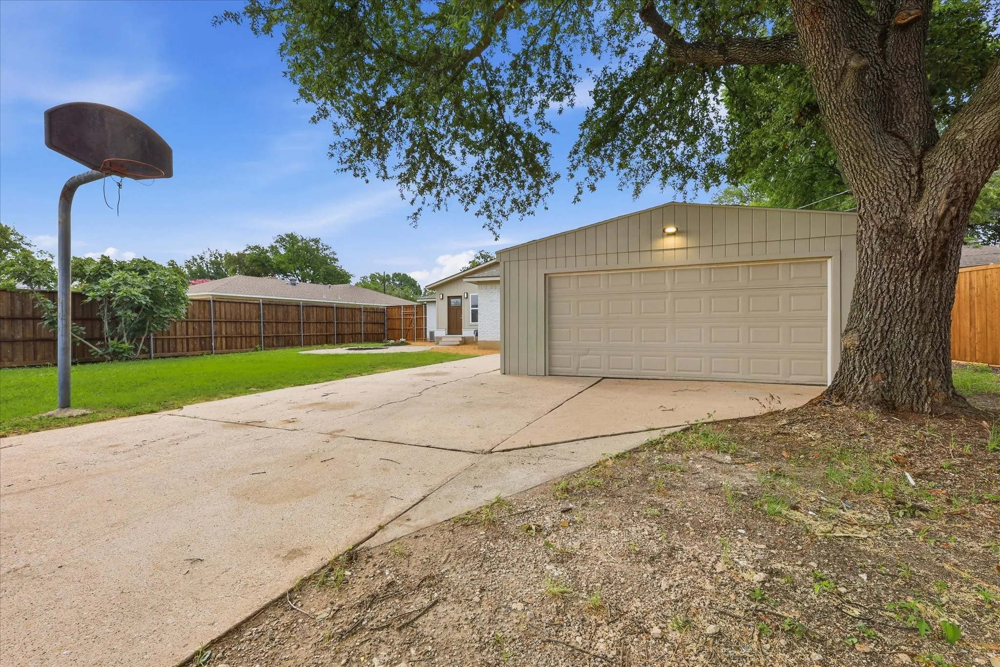 Single Family Residence For Sale in Dallas County , 6333 Symphony Lane, Dallas, Texas 75227, 4 Bedroom, 3 Bathroom, 2 Garage spaces, 2,404 Sqft, built in 1965, mls#21300986, Real Estate Agent in Dallas, Homes For Sale in Dallas county, Homes For Sale in Dallas, Realtor in Dallas Texas, Real Estate Brokerage Independent Realty Texas, Luminita Cordes Realtor