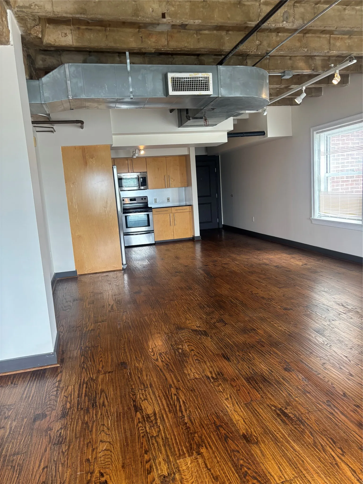 Condominium For Rent in Dallas County , 329 E Colorado Boulevard 404, Dallas, Texas 75203, 1 Bedroom, 1 Bathroom, Garage spaces, 994 Sqft, built in 1929, mls#21304038, Real Estate Agent in Dallas, Homes For Rent in Dallas county, Homes For Rent in Dallas, Realtor in Dallas Texas, Real Estate Brokerage Independent Realty Texas, Luminita Cordes Realtor