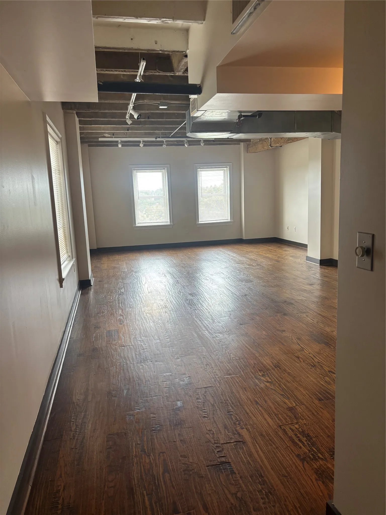 Condominium For Rent in Dallas County , 329 E Colorado Boulevard 404, Dallas, Texas 75203, 1 Bedroom, 1 Bathroom, Garage spaces, 994 Sqft, built in 1929, mls#21304038, Real Estate Agent in Dallas, Homes For Rent in Dallas county, Homes For Rent in Dallas, Realtor in Dallas Texas, Real Estate Brokerage Independent Realty Texas, Luminita Cordes Realtor