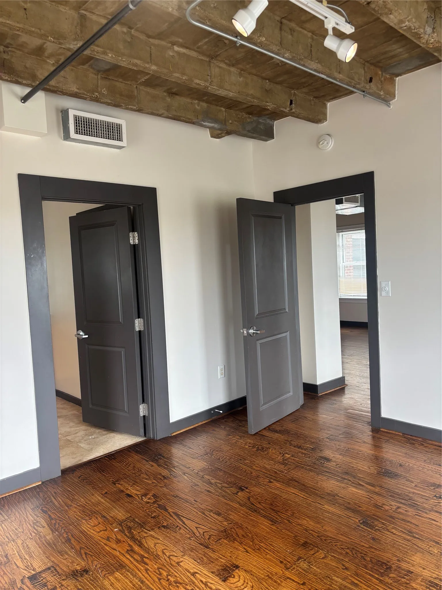 Condominium For Rent in Dallas County , 329 E Colorado Boulevard 404, Dallas, Texas 75203, 1 Bedroom, 1 Bathroom, Garage spaces, 994 Sqft, built in 1929, mls#21304038, Real Estate Agent in Dallas, Homes For Rent in Dallas county, Homes For Rent in Dallas, Realtor in Dallas Texas, Real Estate Brokerage Independent Realty Texas, Luminita Cordes Realtor