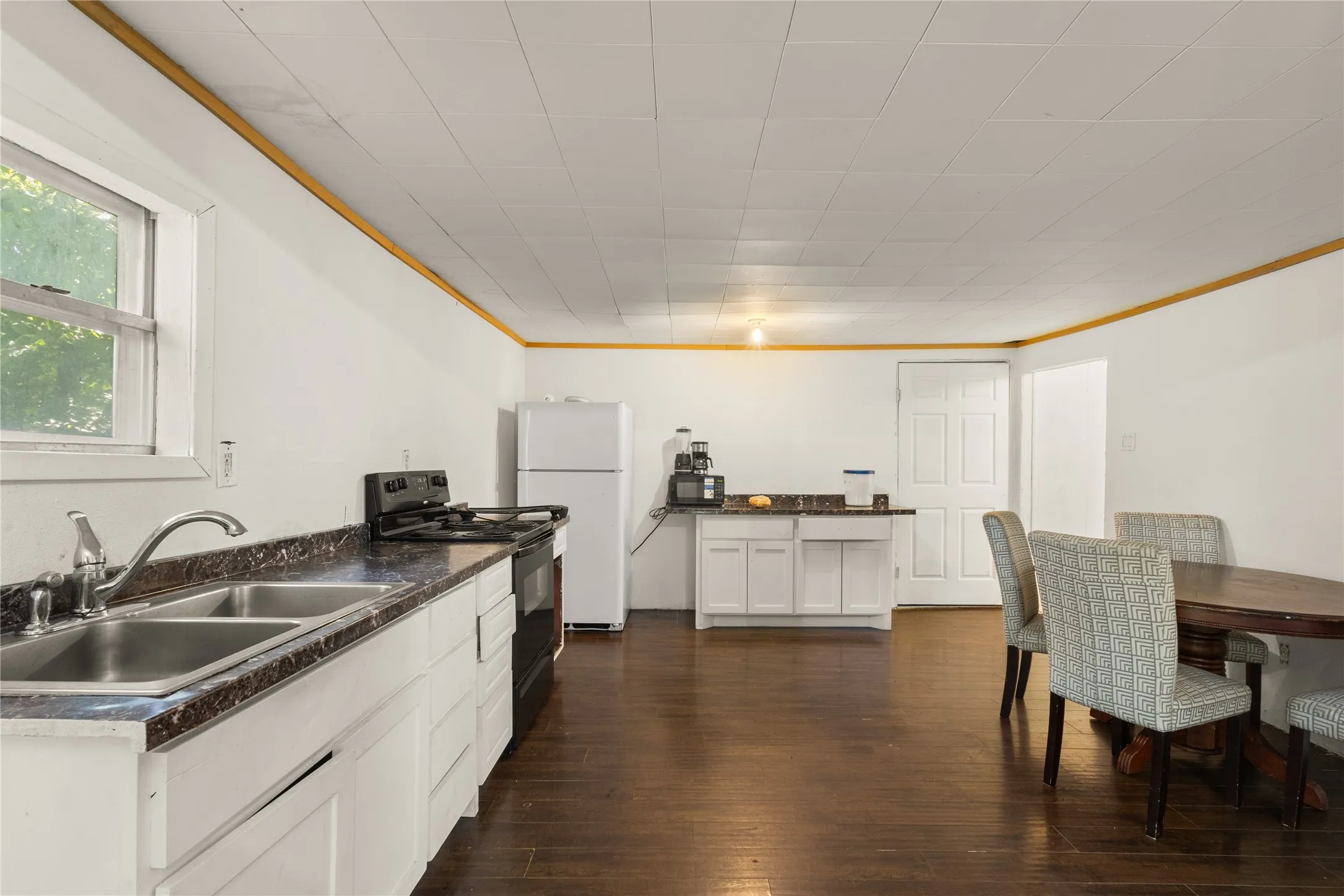 Single Family Residence For Sale in Fannin County , 1019 S Star Street S, Bonham, Texas 75418, 2 Bedroom, 2 Bathroom, Garage spaces, 1,312 Sqft, built in 1920, mls#21304055, Real Estate Agent in Bonham, Homes For Sale in Fannin county, Homes For Sale in Bonham, Realtor in Bonham Texas, Real Estate Brokerage Independent Realty Texas, Luminita Cordes Realtor