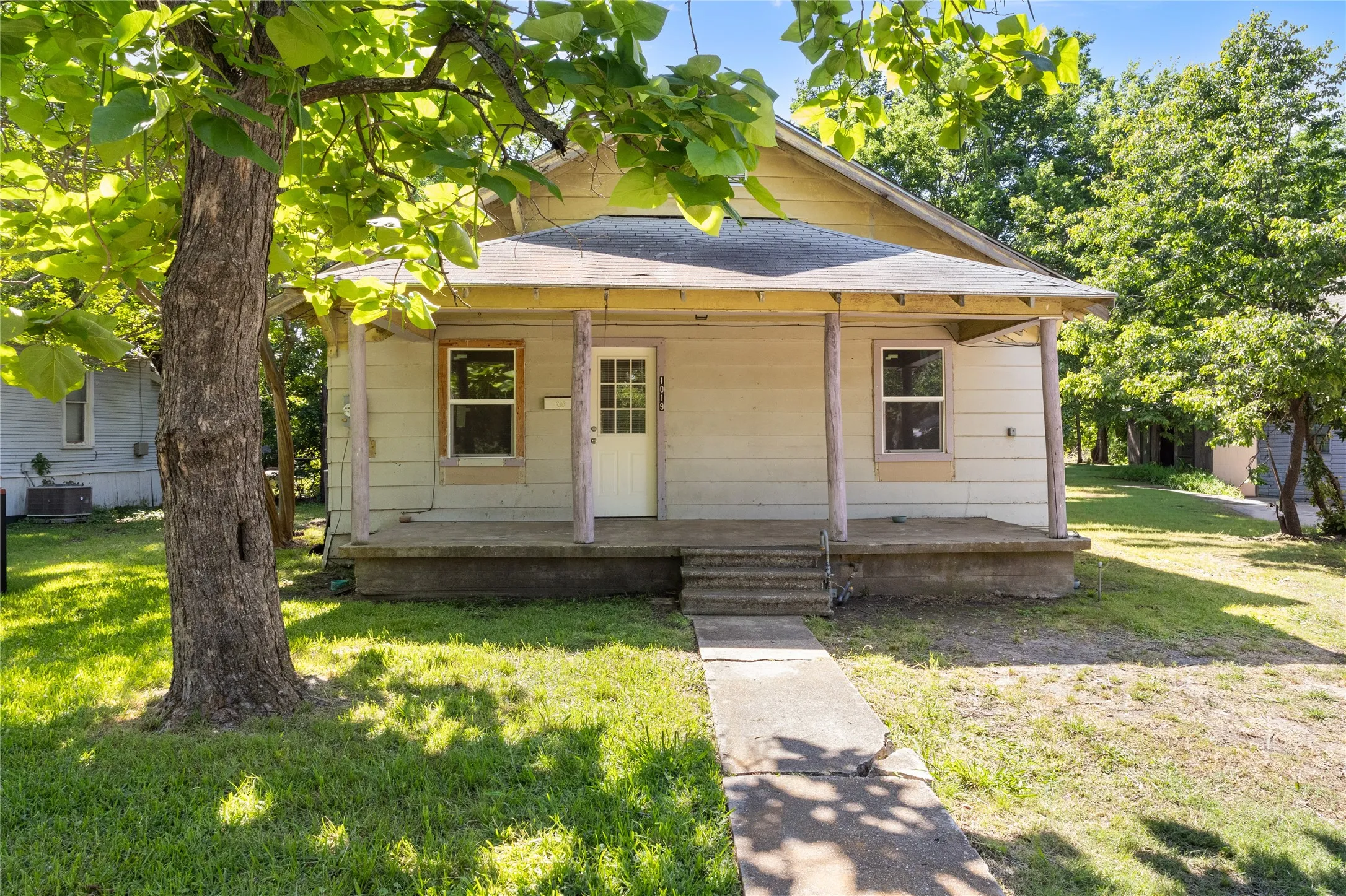 Single Family Residence For Sale in Fannin County , 1019 S Star Street S, Bonham, Texas 75418, 2 Bedroom, 2 Bathroom, Garage spaces, 1,312 Sqft, built in 1920, mls#21304055, Real Estate Agent in Bonham, Homes For Sale in Fannin county, Homes For Sale in Bonham, Realtor in Bonham Texas, Real Estate Brokerage Independent Realty Texas, Luminita Cordes Realtor
